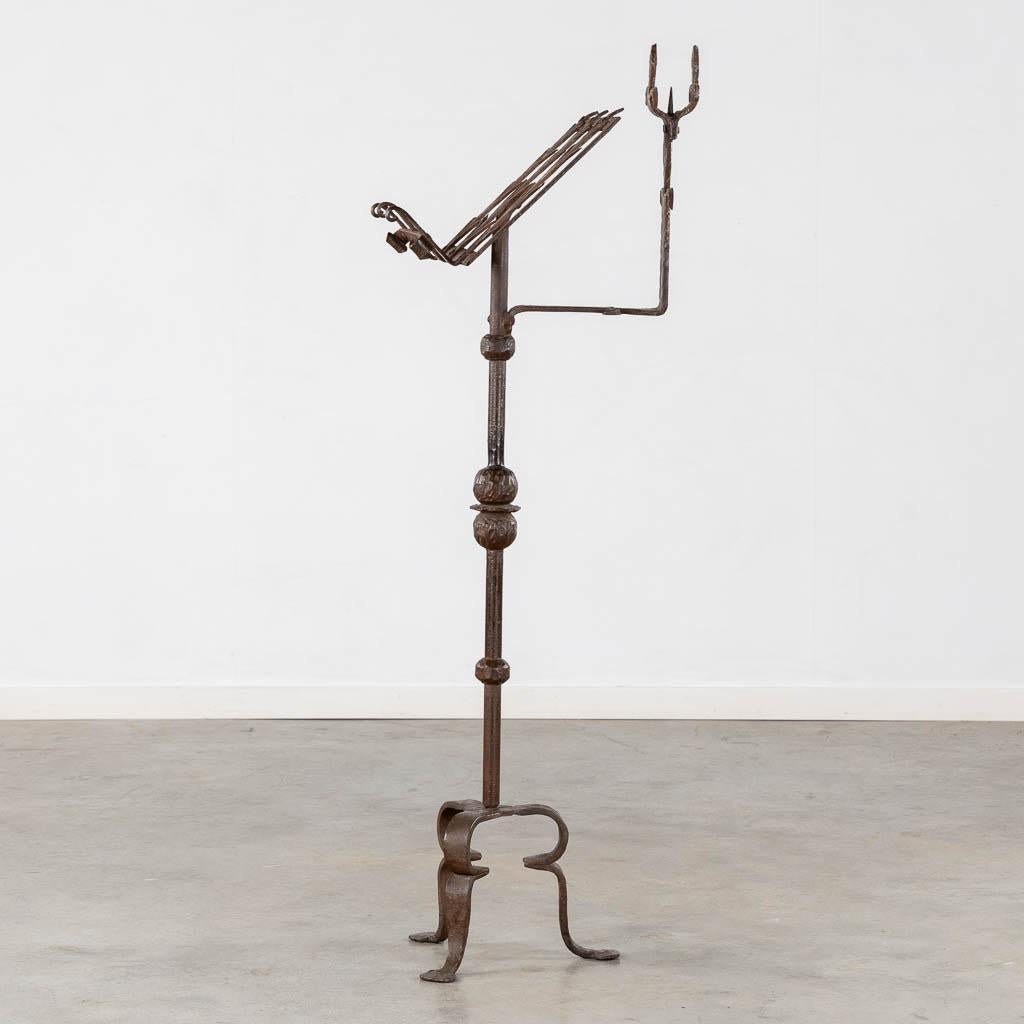 Belge Lutrin ou pupitre en fer forgé de style Revive avec support de bougie articulé en vente
