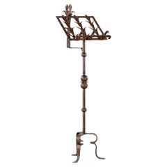 Lutrin ou pupitre en fer forgé de style Revive avec support de bougie articulé
