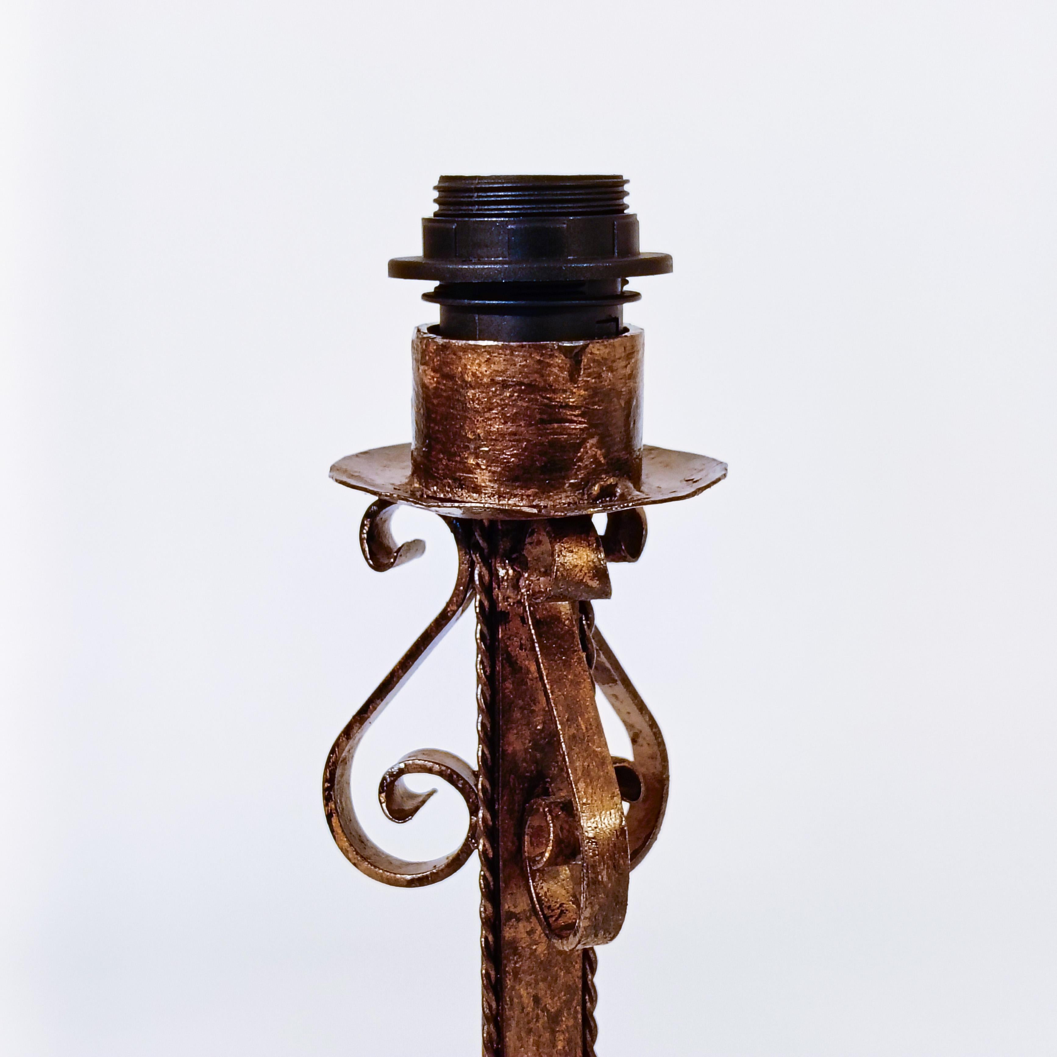 Gothic Revival. Wrought iron table lamp by Ferro Art, Spain, 1940s en venta 2