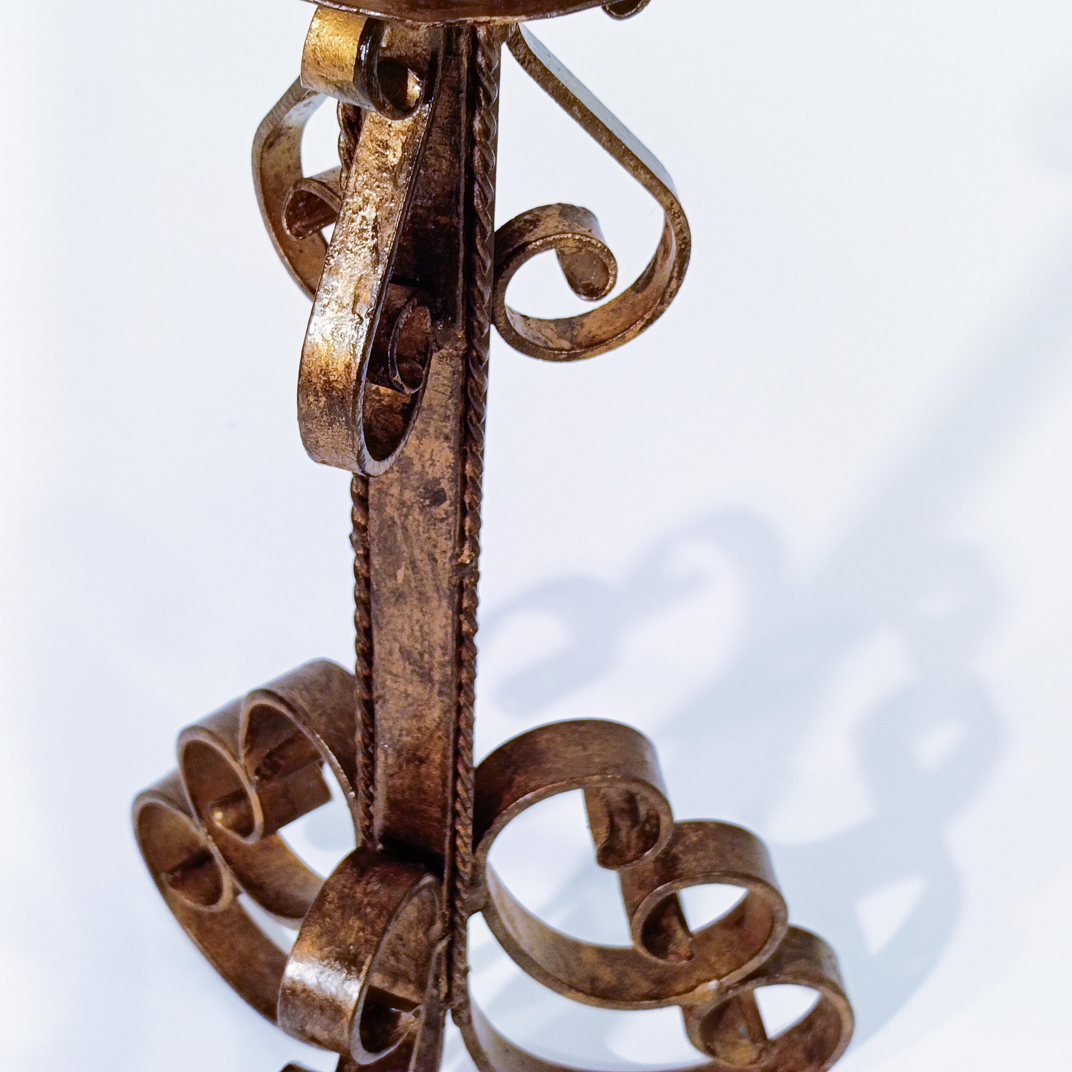 Gothic Revival. Wrought iron table lamp by Ferro Art, Spain, 1940s en venta 3