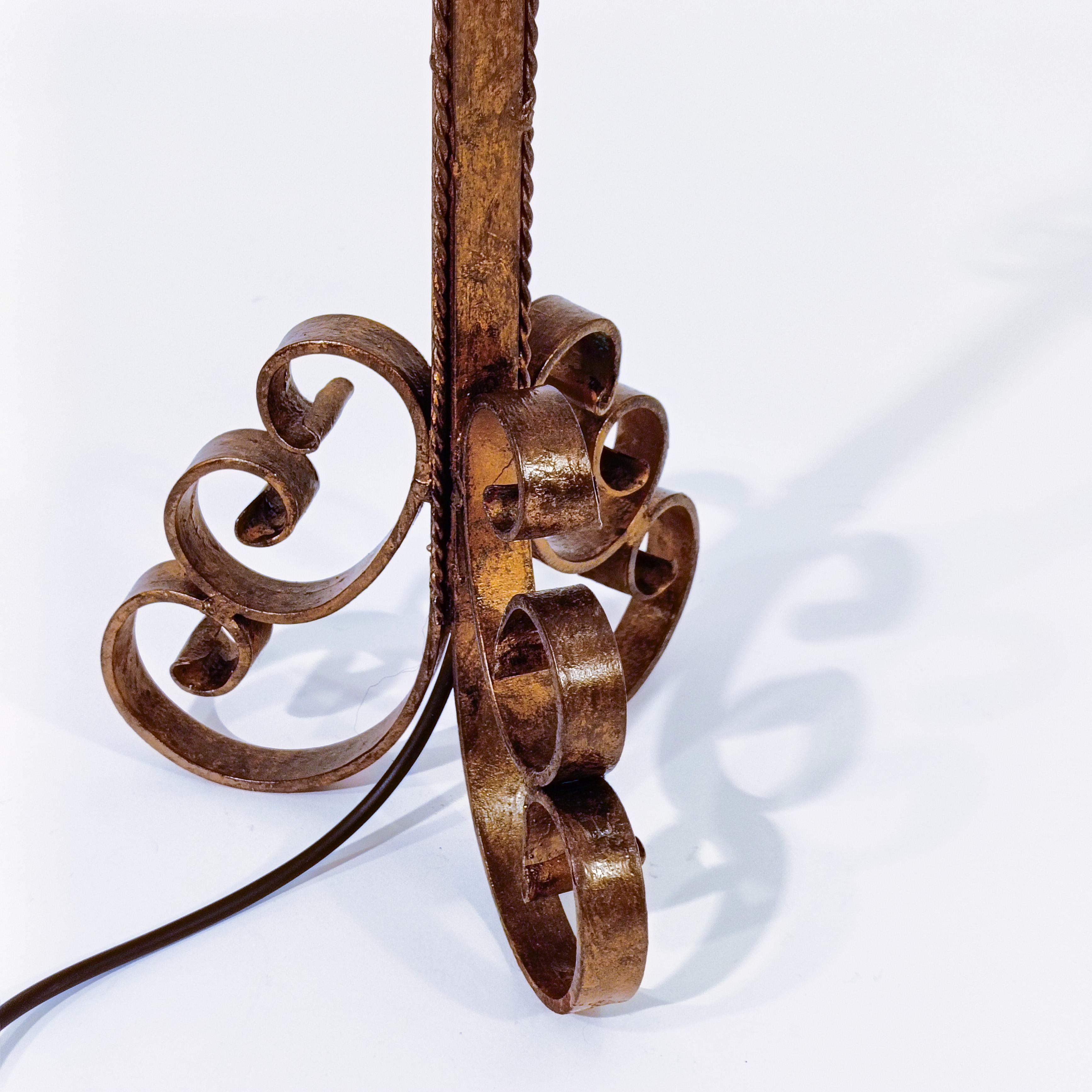 Gothic Revival. Wrought iron table lamp by Ferro Art, Spain, 1940s en venta 4