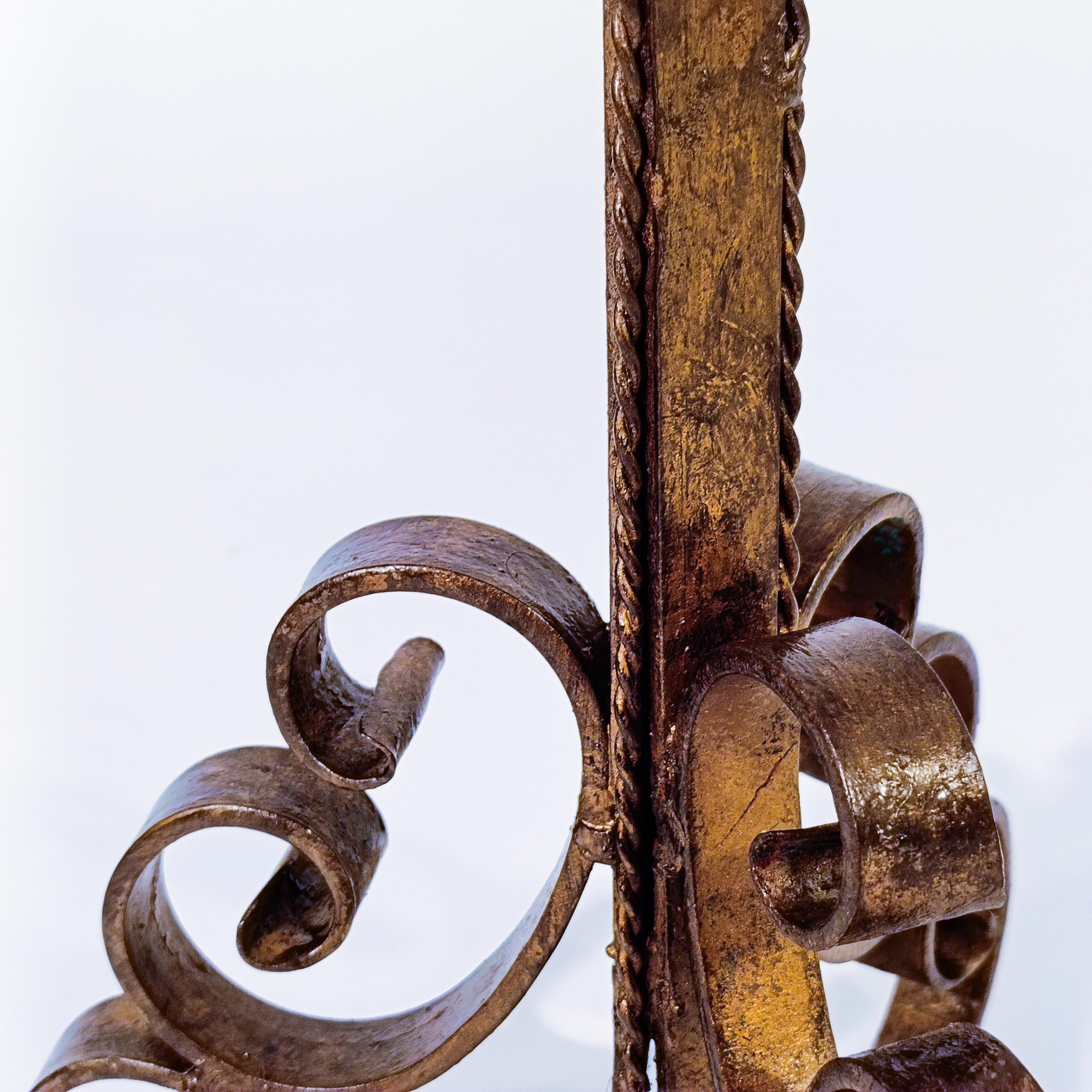 Gothic Revival. Wrought iron table lamp by Ferro Art, Spain, 1940s en venta 5