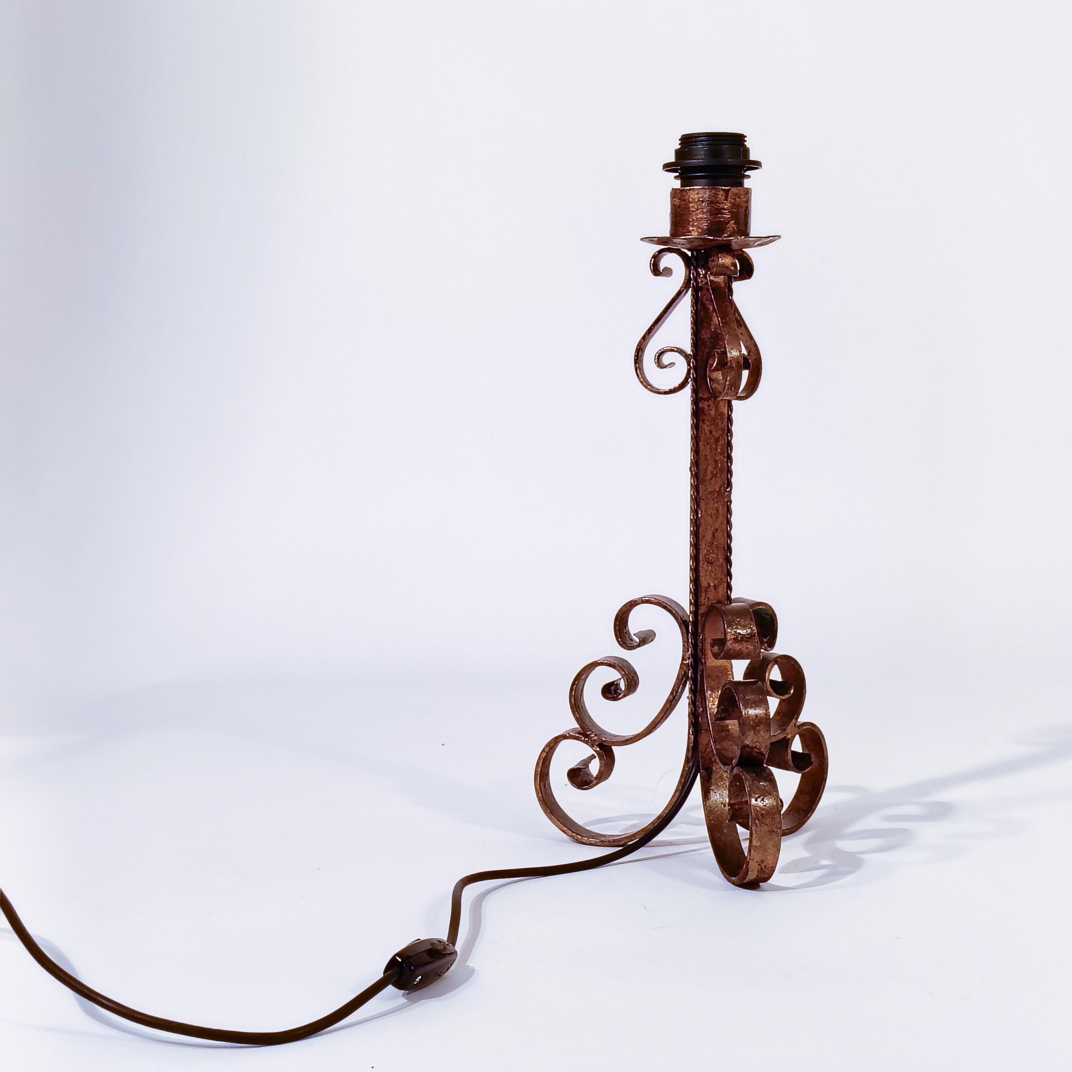 Wrought iron table lamp by Ferro Art (also known as Ferroarte) in Tudor style, Spain, 1940s. Made entirely of wrought iron worked by hand using techniques such as hammering, welding and forging. Shaped like a candelabra or torch in Neo-Gothic or