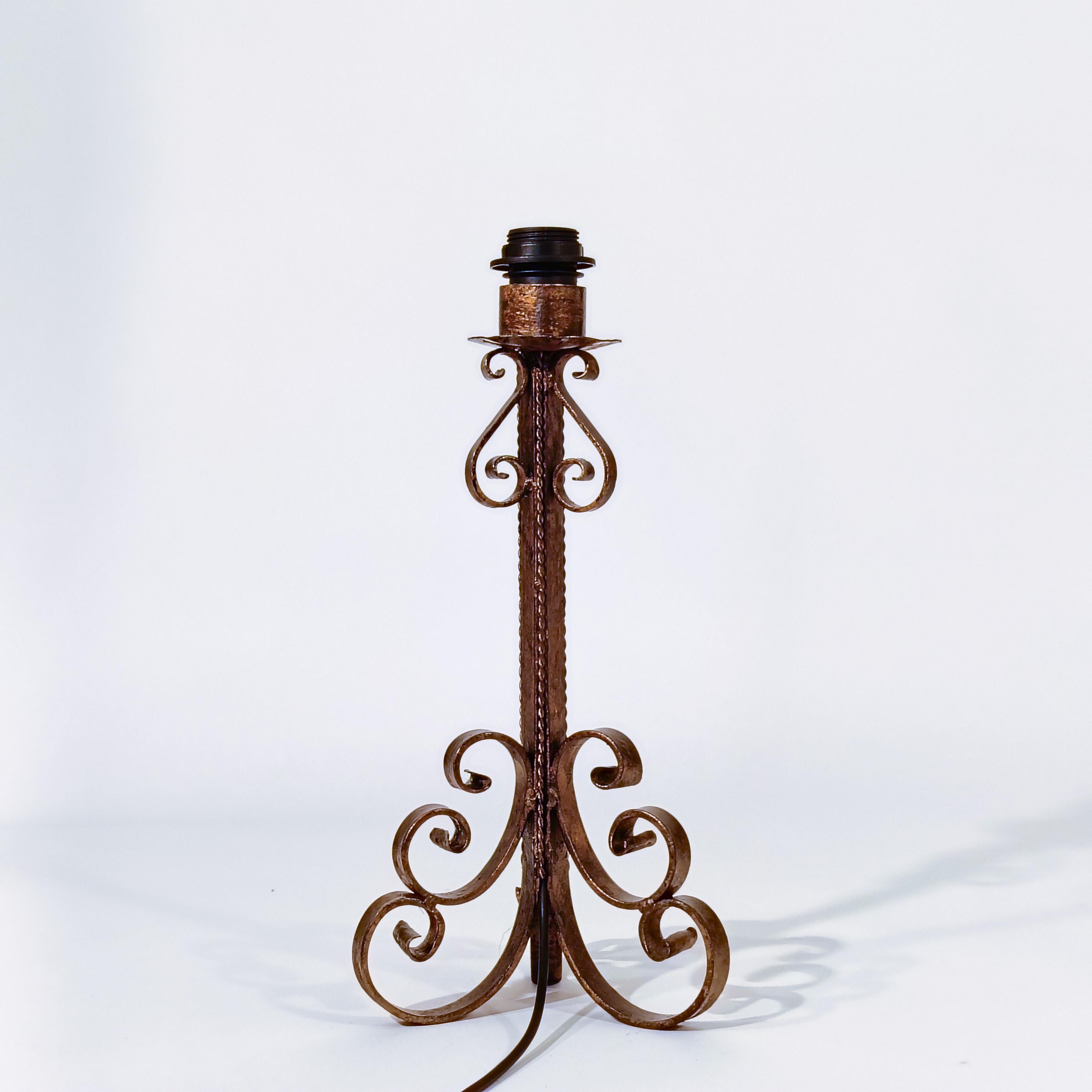 Gothic Revival. Wrought iron table lamp by Ferro Art, Spain, 1940s Renacimiento gótico en venta