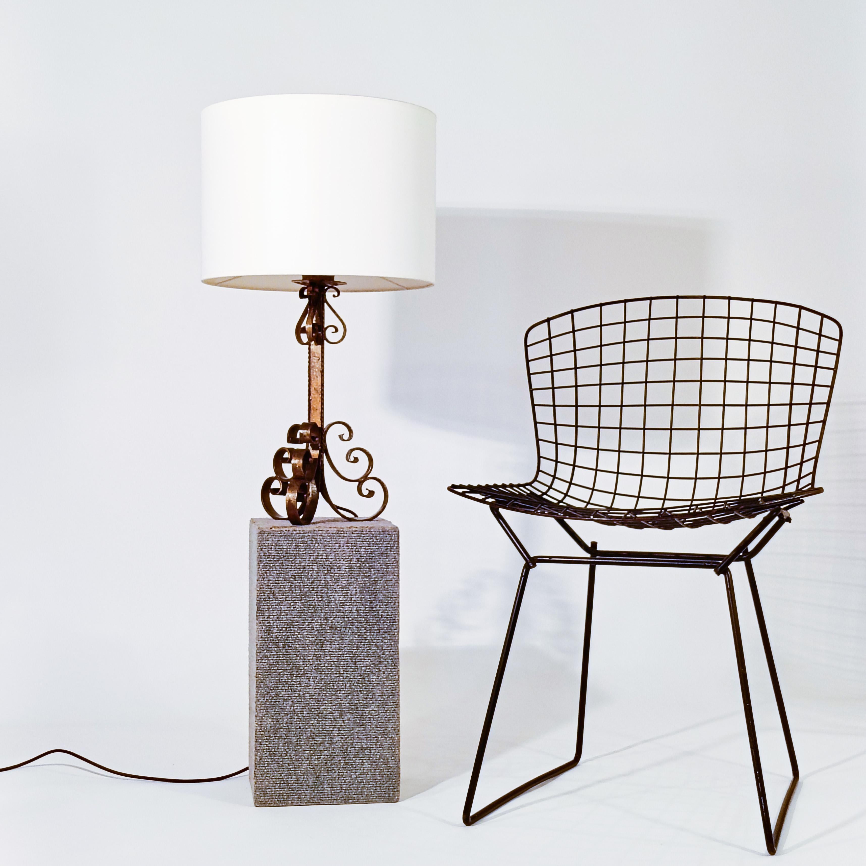 Gothic Revival. Wrought iron table lamp by Ferro Art, Spain, 1940s Español en venta