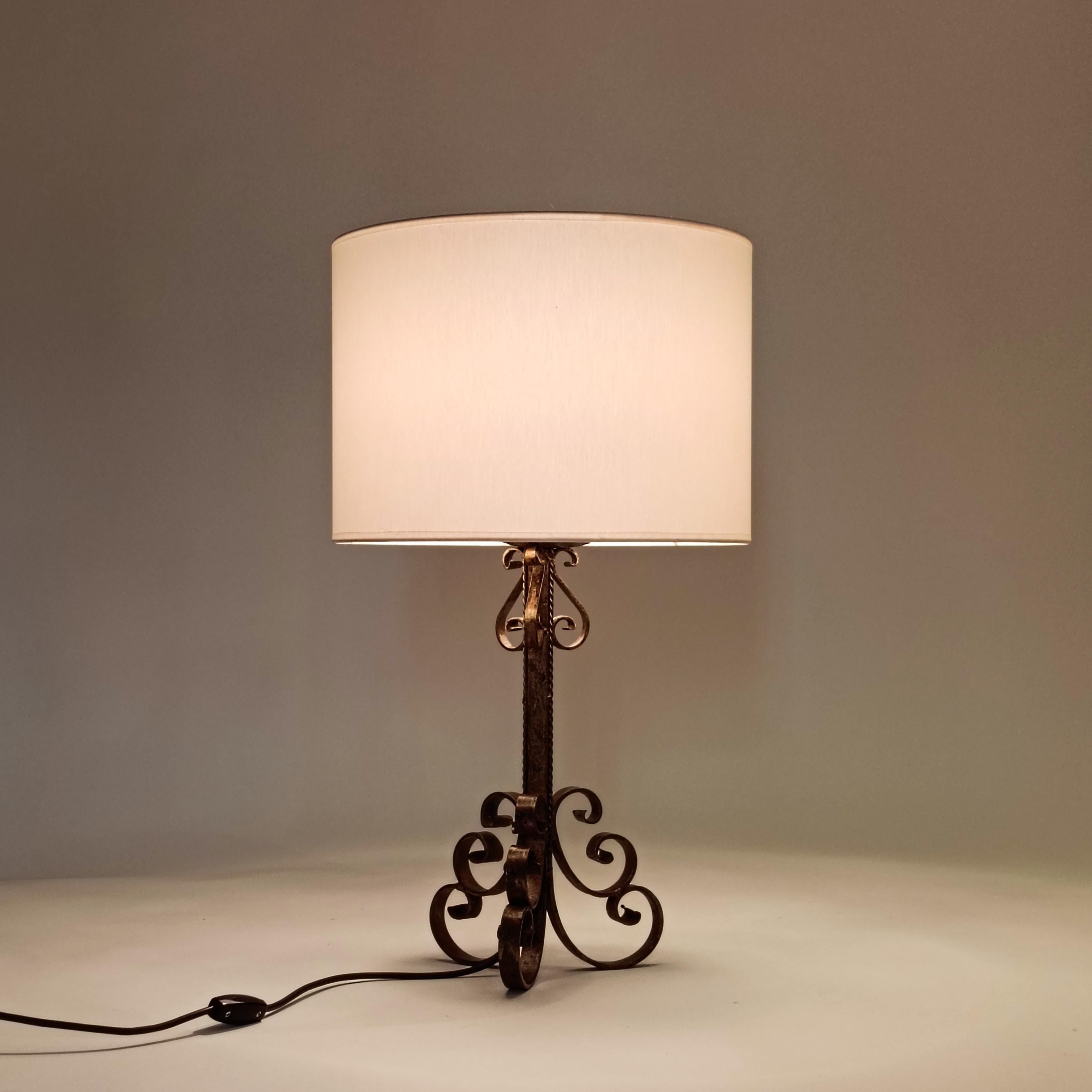 Gothic Revival. Wrought iron table lamp by Ferro Art, Spain, 1940s Martillado en venta