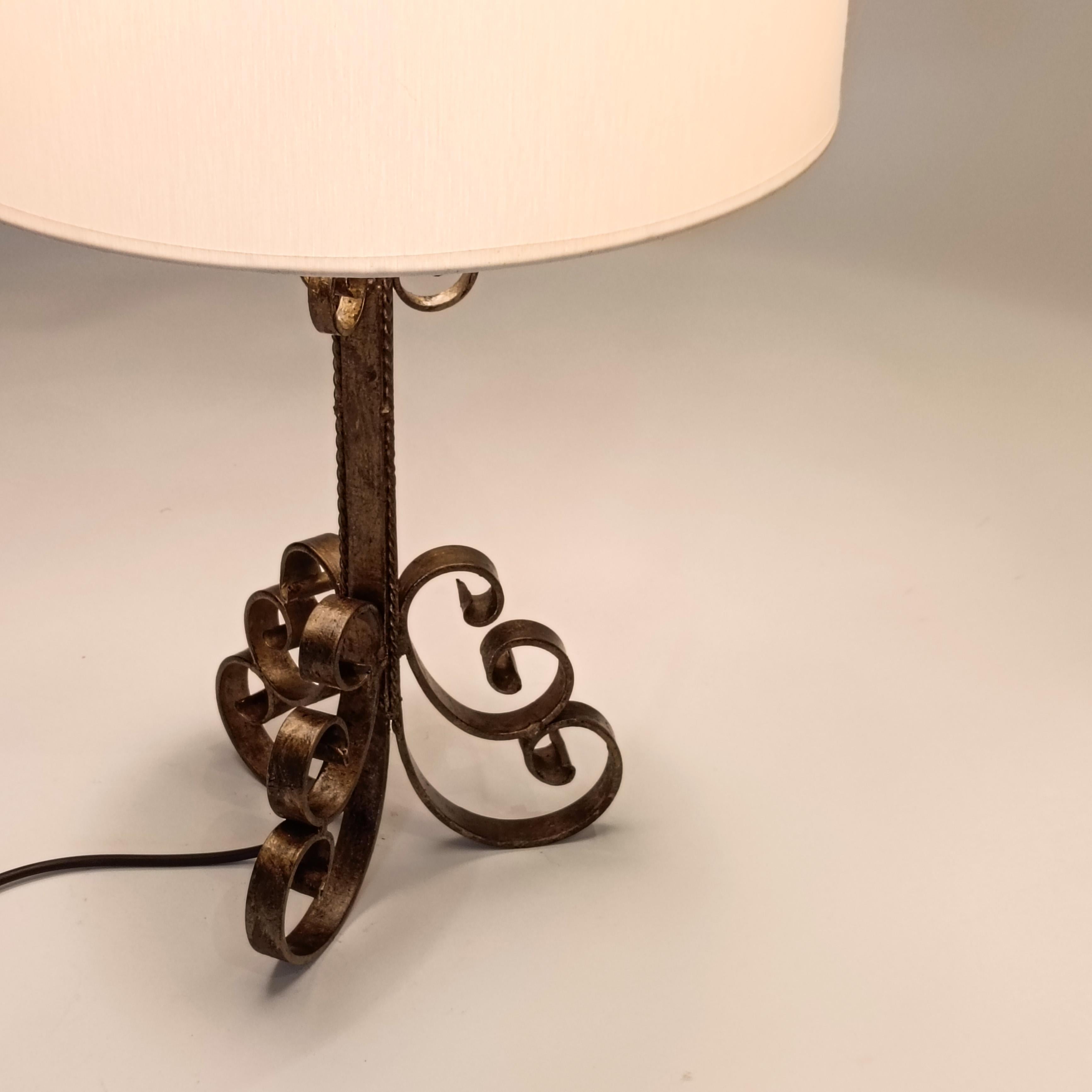 Gothic Revival. Wrought iron table lamp by Ferro Art, Spain, 1940s en Excelente estado para la venta en SANT ADRIÀ DE BESÒS, ES