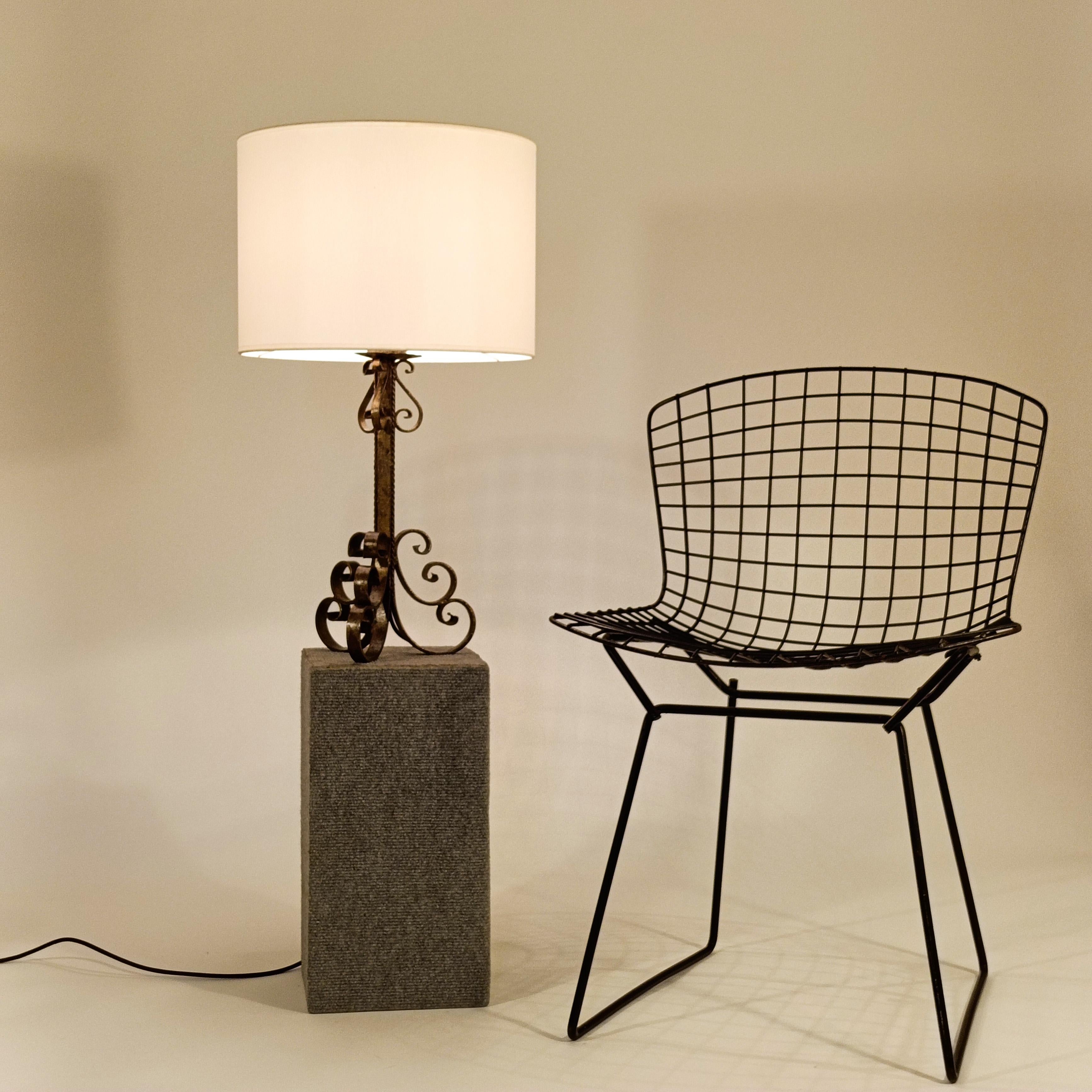 Gothic Revival. Wrought iron table lamp by Ferro Art, Spain, 1940s mediados del siglo XX en venta