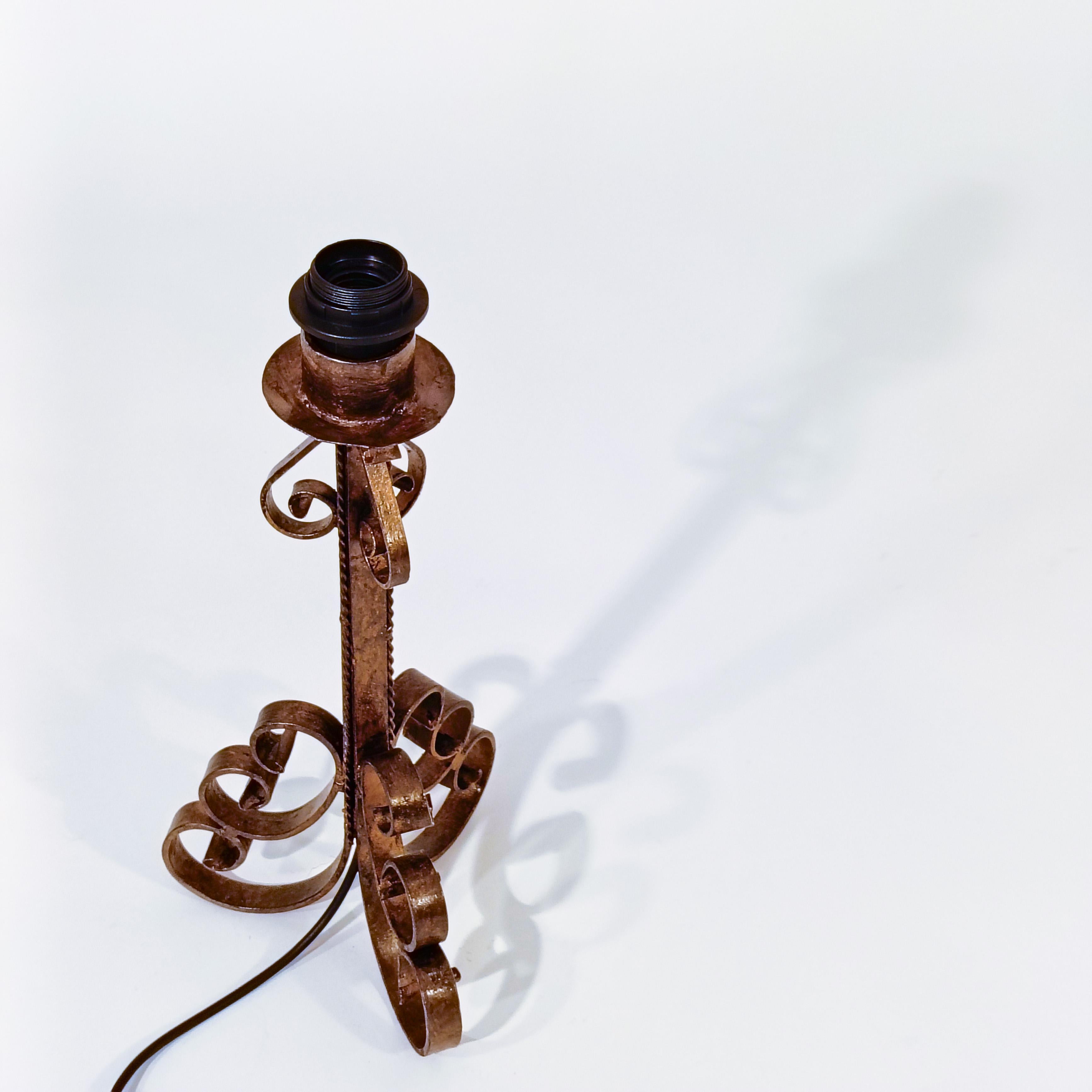 Gothic Revival. Wrought iron table lamp by Ferro Art, Spain, 1940s en venta 1