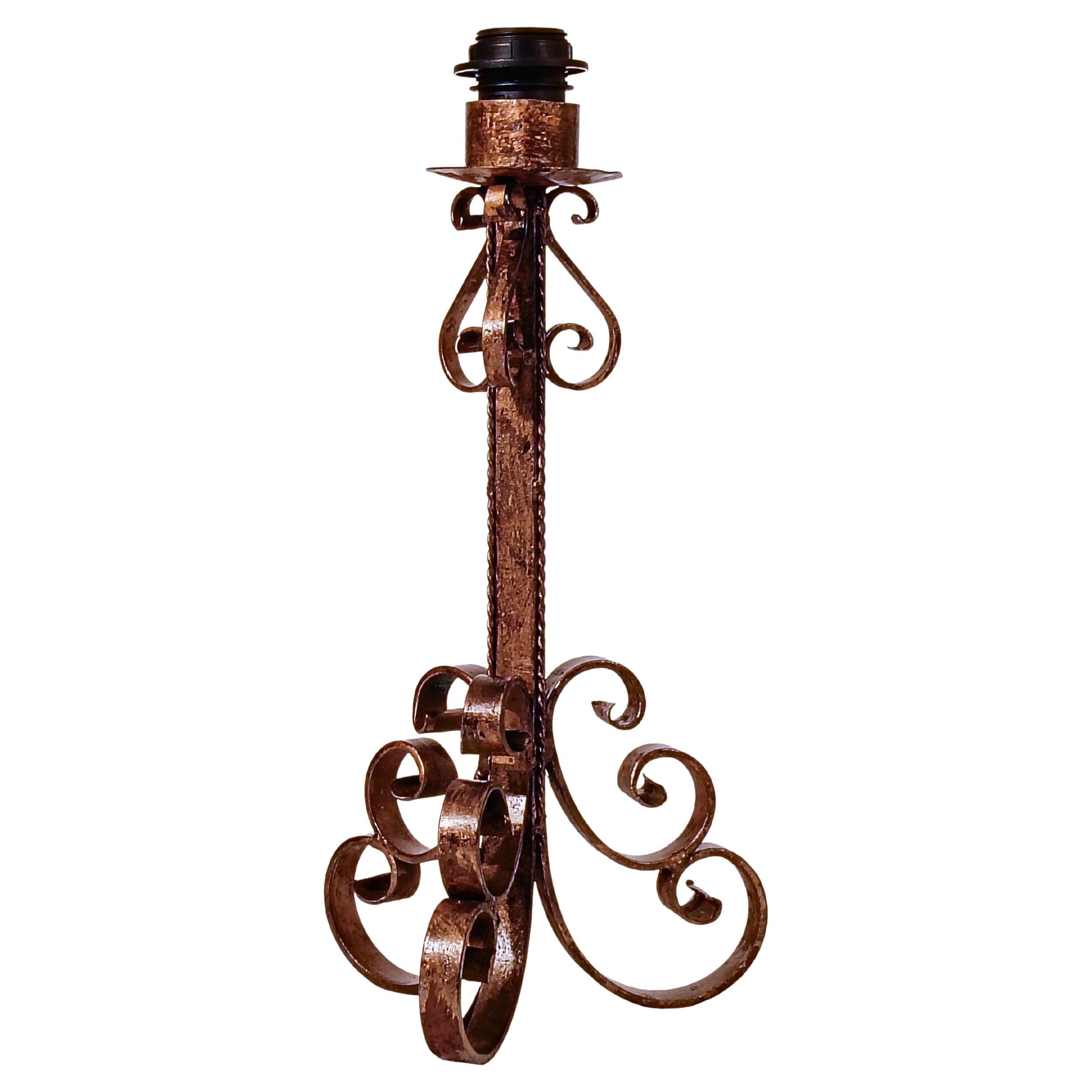 Gothic Revival. Wrought iron table lamp by Ferro Art, Spain, 1940s en venta