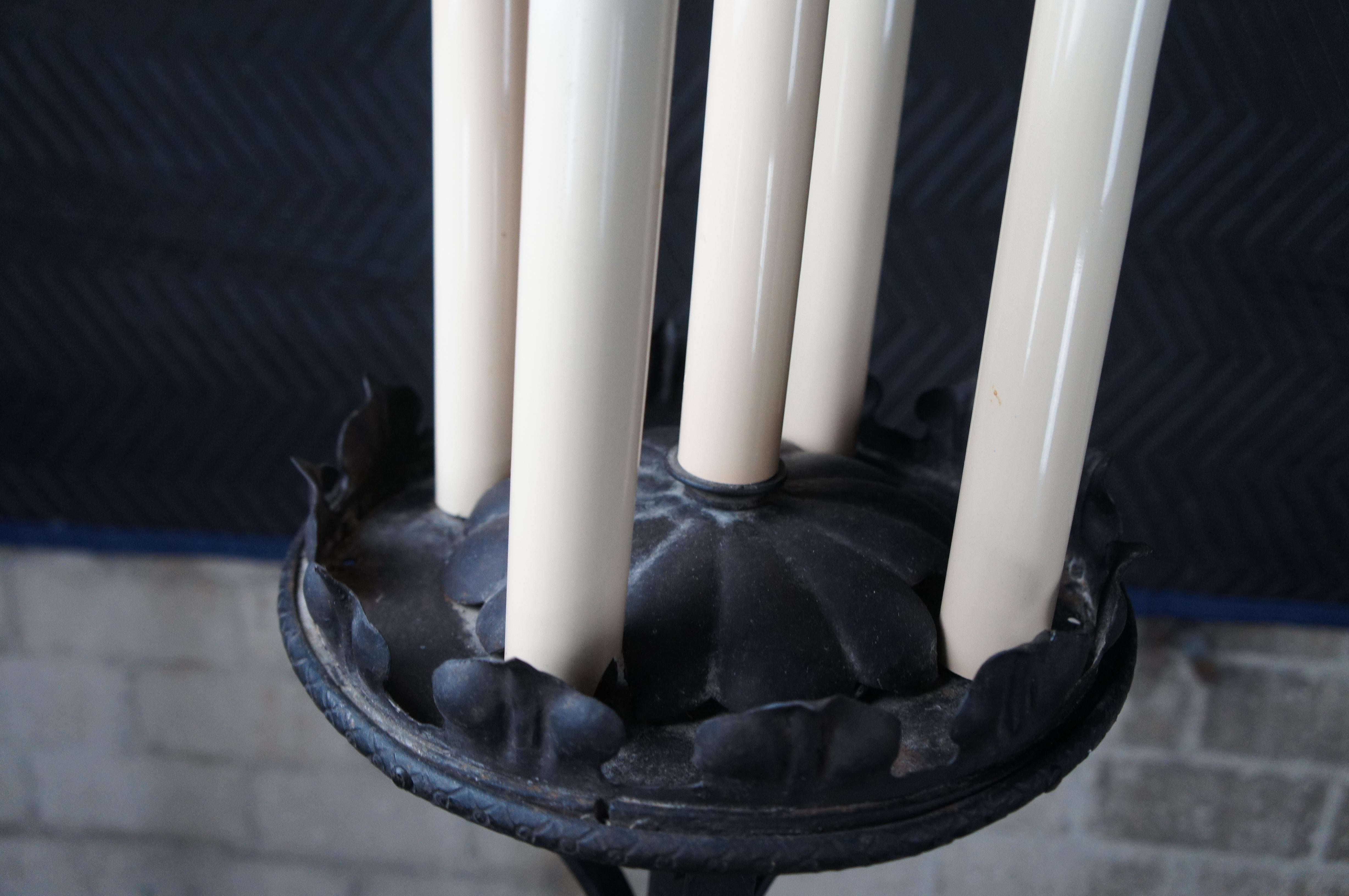 Lámpara de pie candelabro de hierro forjado de estilo gótico 70 en venta 5