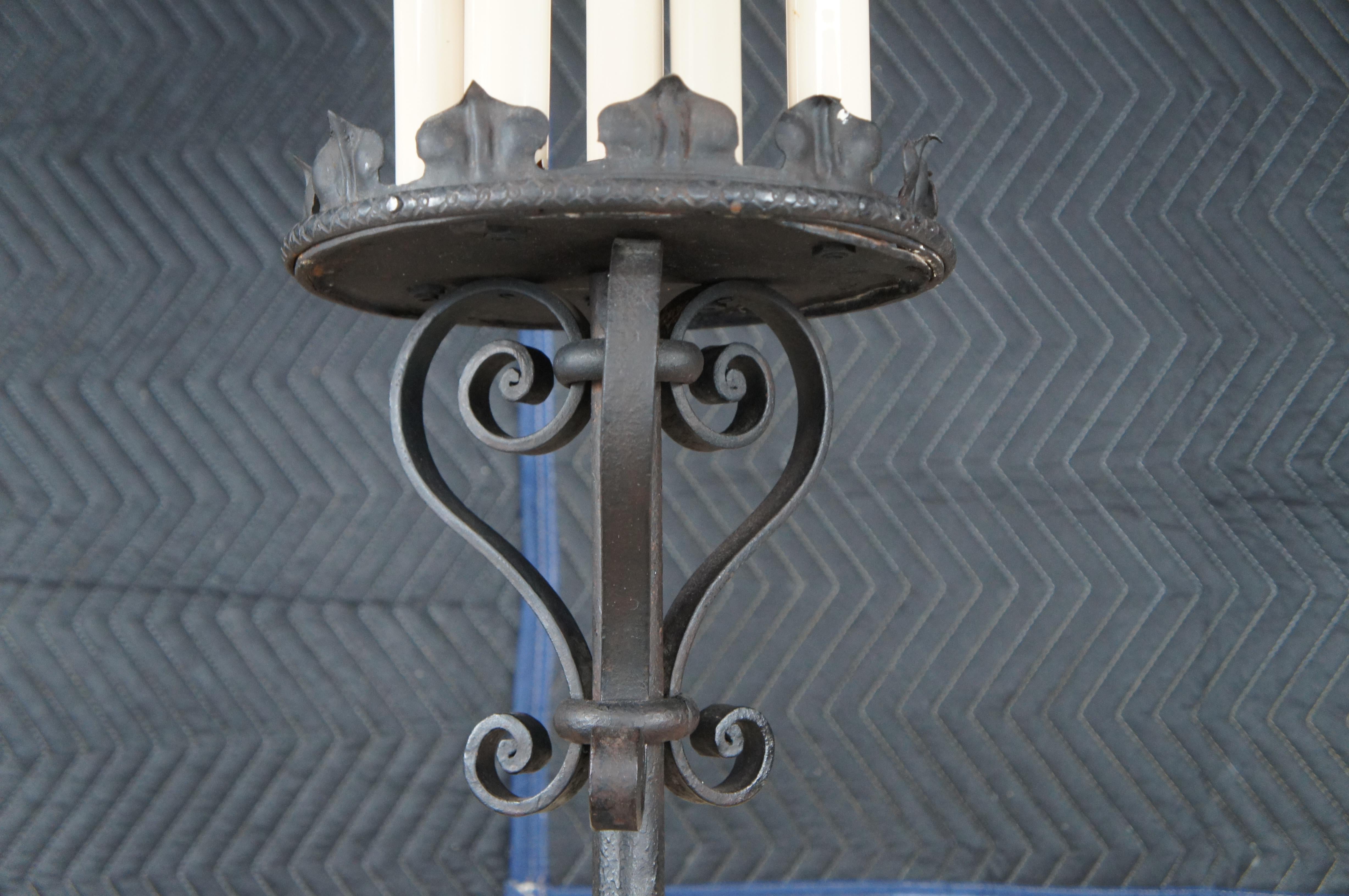 Lámpara de pie candelabro de hierro forjado de estilo gótico 70 en venta 6