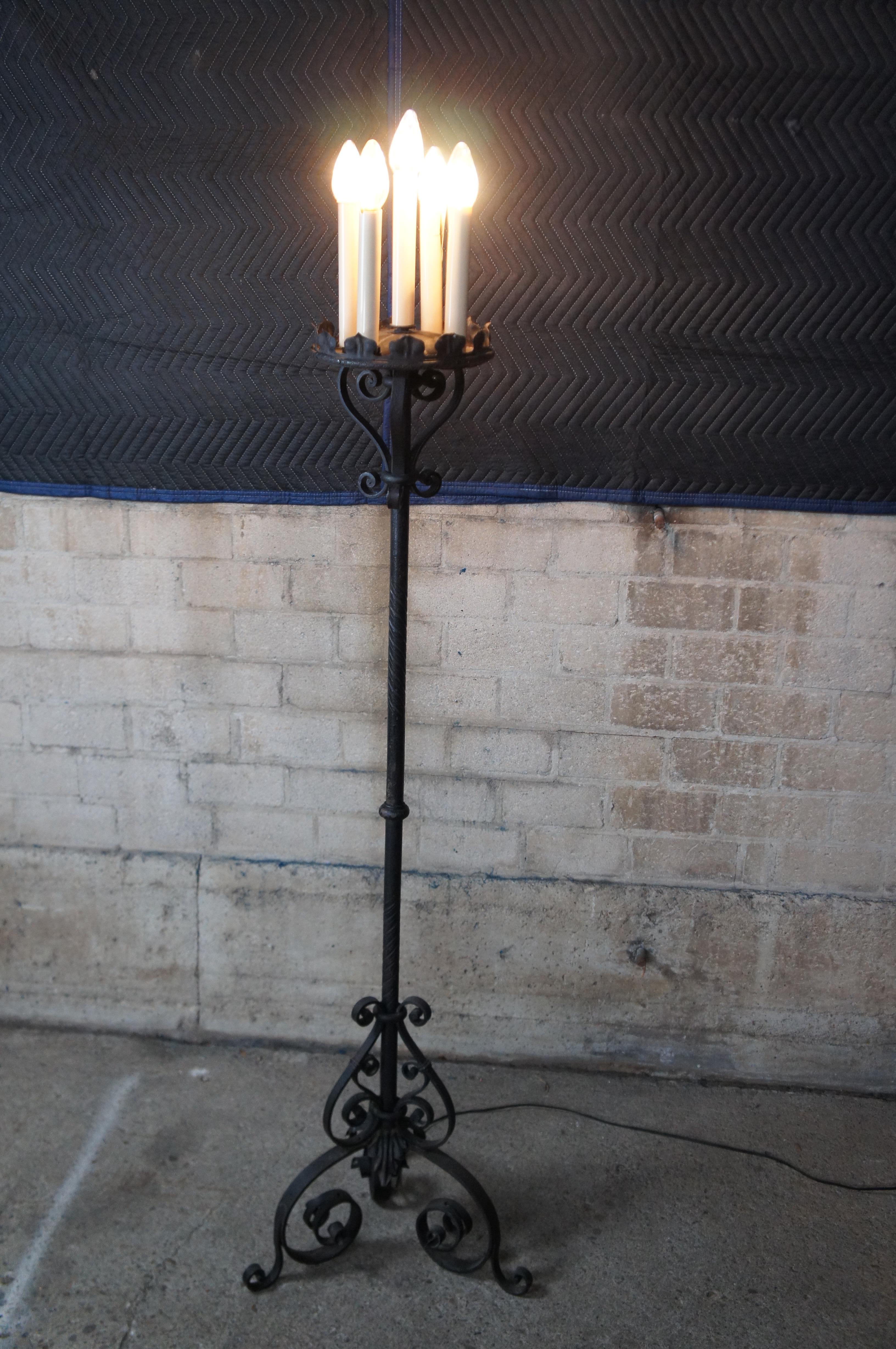 Lámpara de pie candelabro de hierro forjado de estilo gótico 70 en venta 7