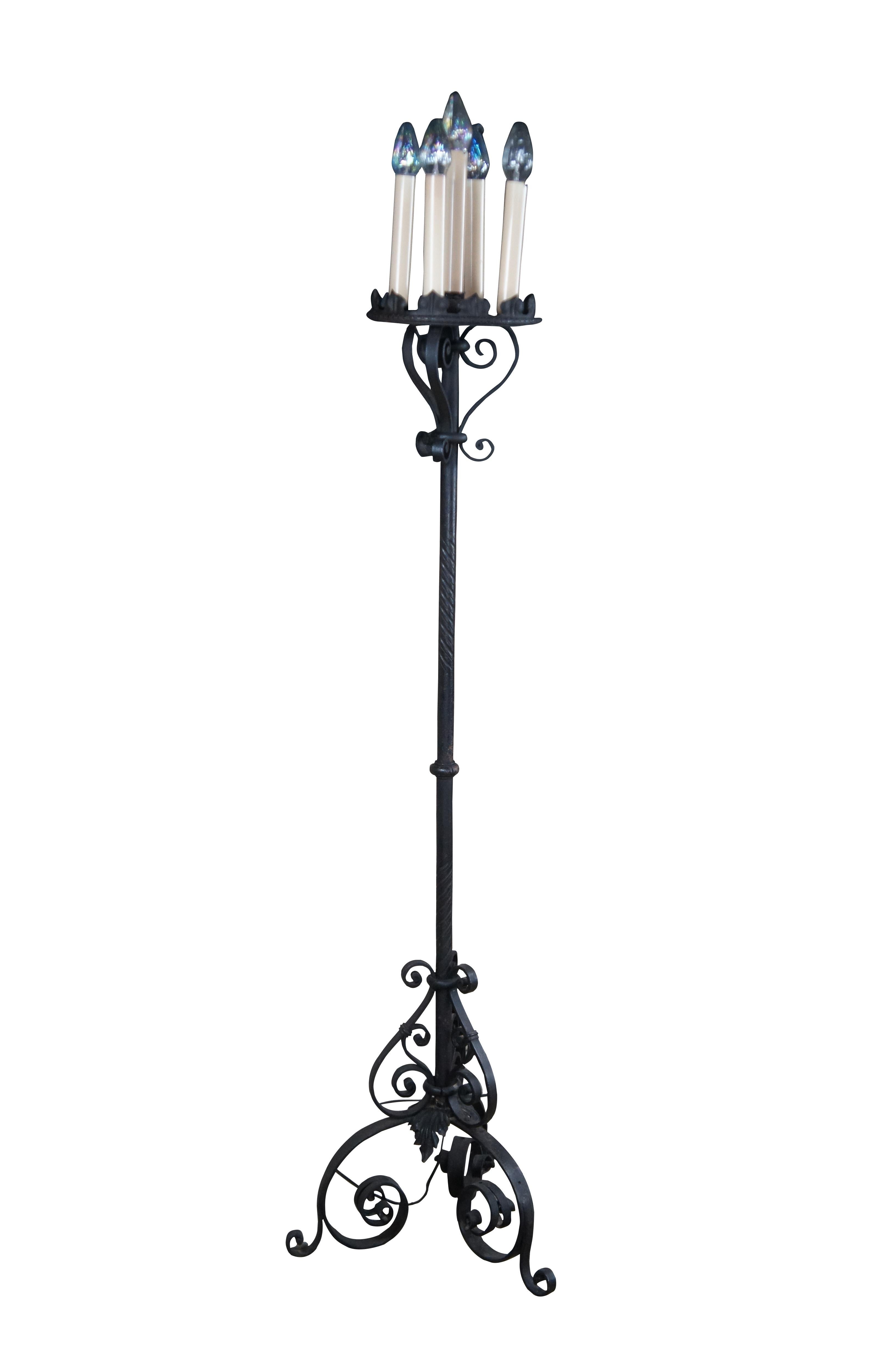 Impresionante lámpara de pie de hierro forjado de principios del siglo XX, de estilo gótico/español, con detalles en forma de volutas y candelabros de cinco luces.

Dimensiones:
19