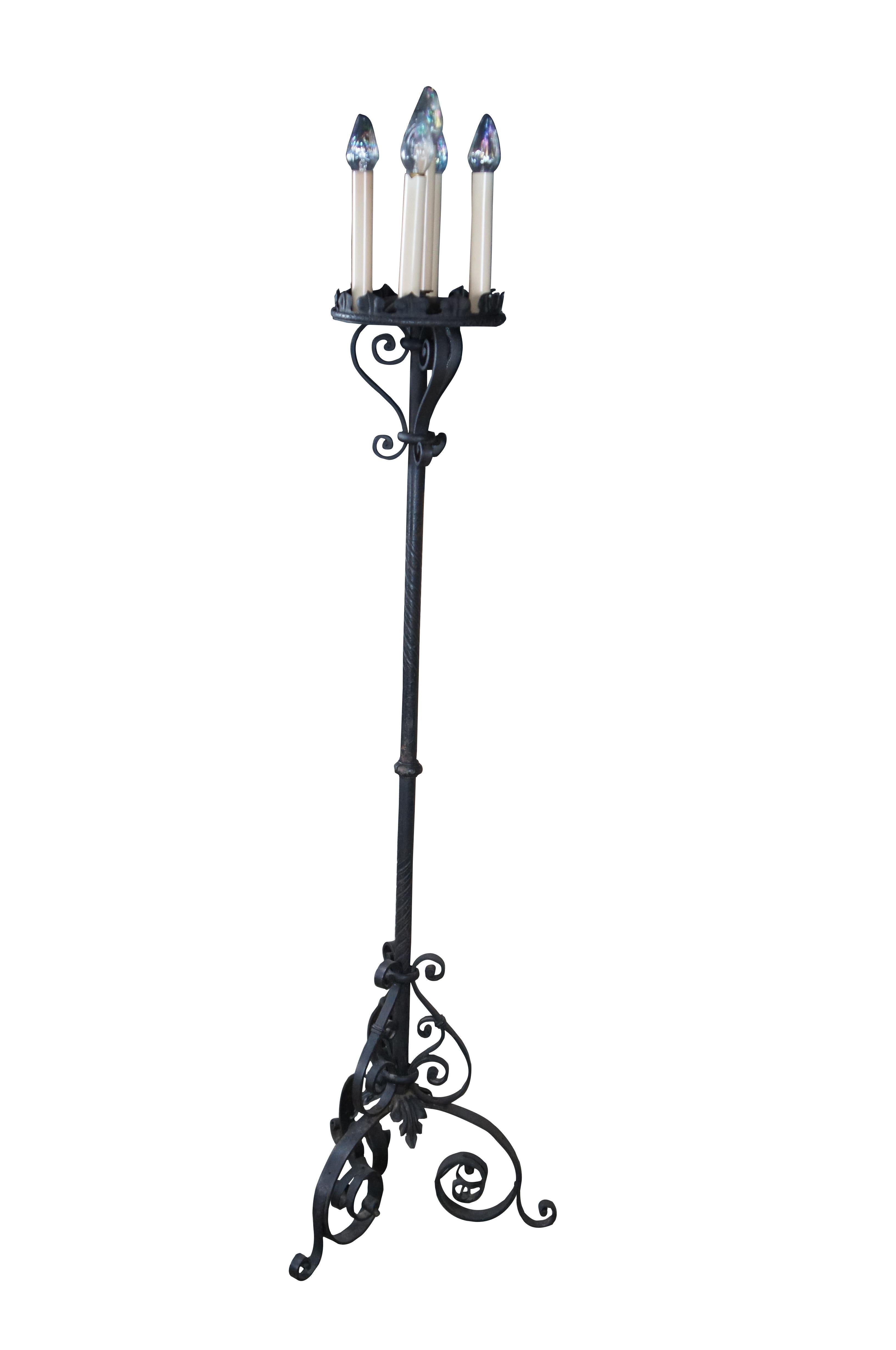Lámpara de pie candelabro de hierro forjado de estilo gótico 70 en Bueno estado para la venta en Dayton, OH