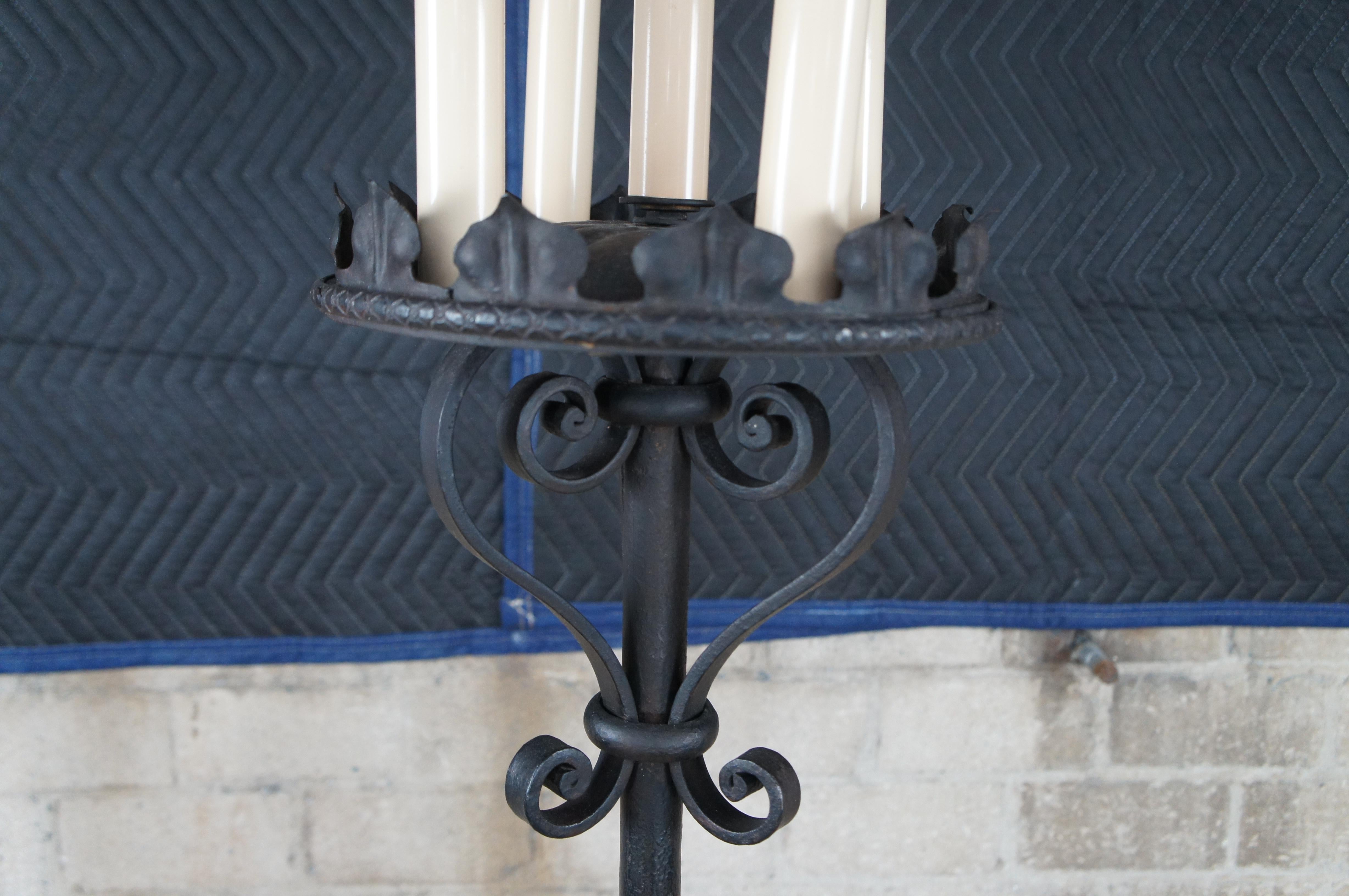 Lámpara de pie candelabro de hierro forjado de estilo gótico 70 siglo XX en venta