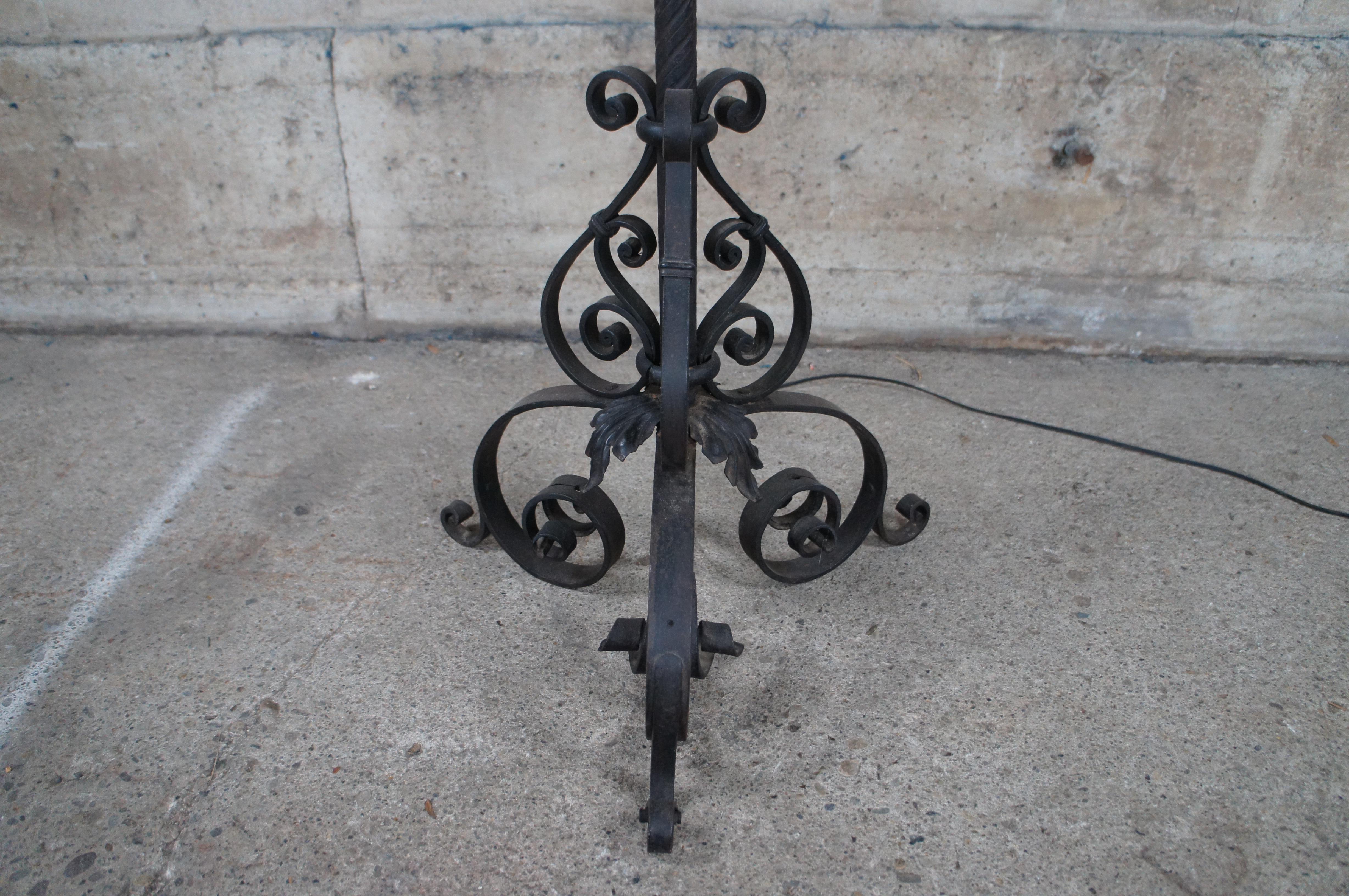 Lámpara de pie candelabro de hierro forjado de estilo gótico 70 en venta 1