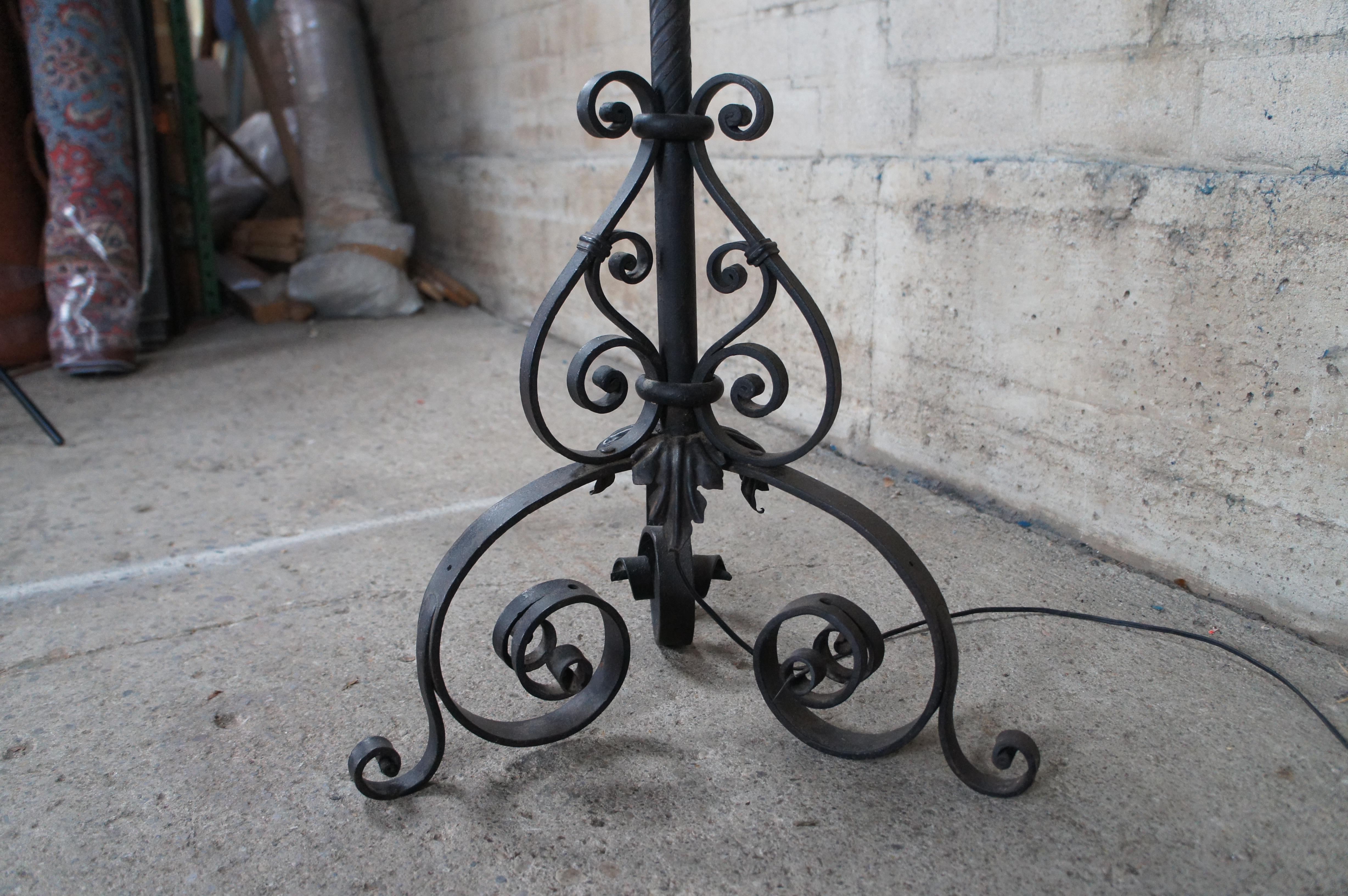 Lámpara de pie candelabro de hierro forjado de estilo gótico 70 en venta 2
