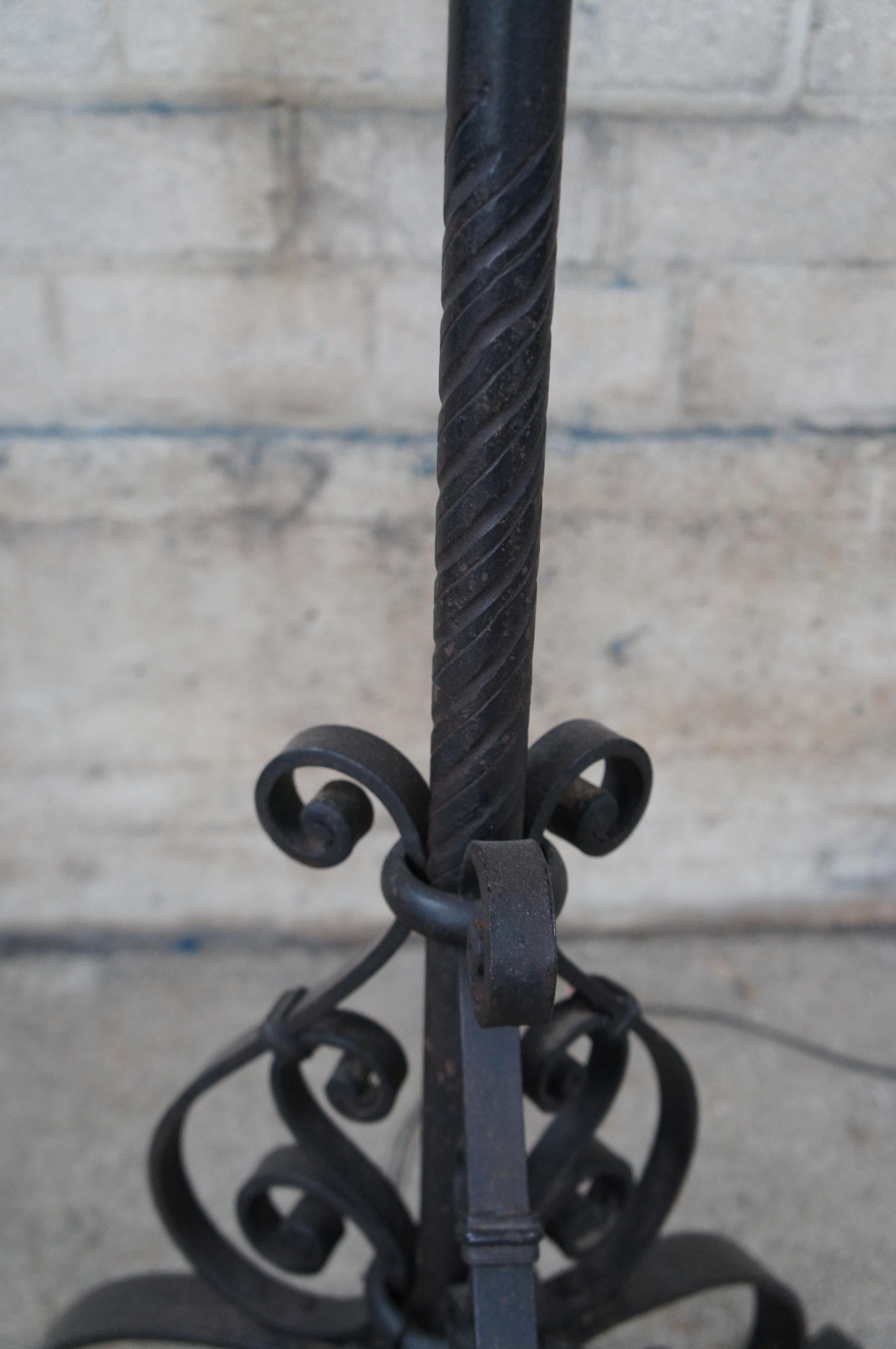 Lámpara de pie candelabro de hierro forjado de estilo gótico 70 en venta 4