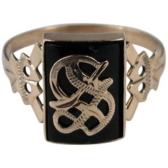 Anello gotico "S" in oro con iniziali in onice, vittoriano