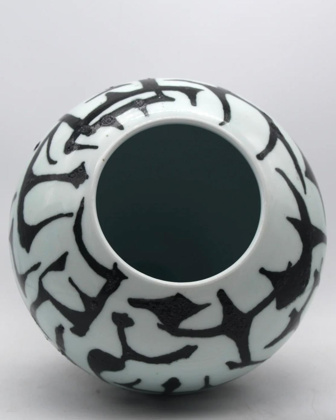 Postmoderne Vase de calligraphie gothique en porcelaine en vente