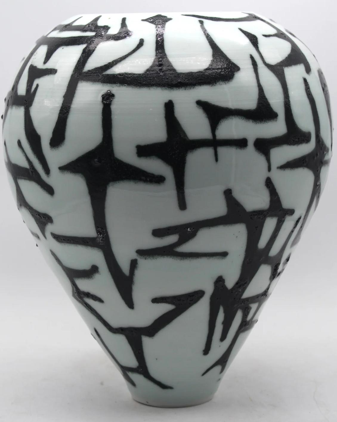 Américain Vase de calligraphie gothique en porcelaine en vente