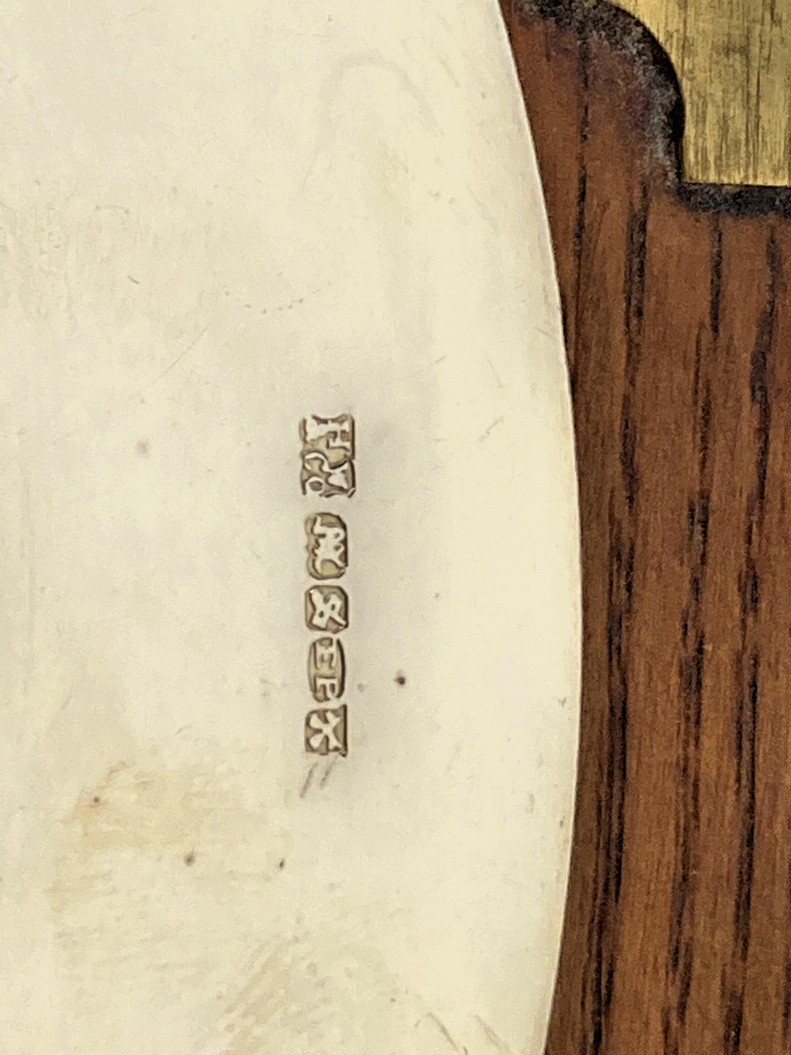 Metà XIX secolo Set da comunione in argento gotico con scatola originale di Henry Wilkinson & Sons in vendita