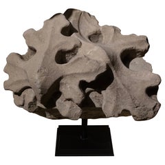 Frammento di pietra gotica raffigurante foglie di vite, Francia, XV secolo