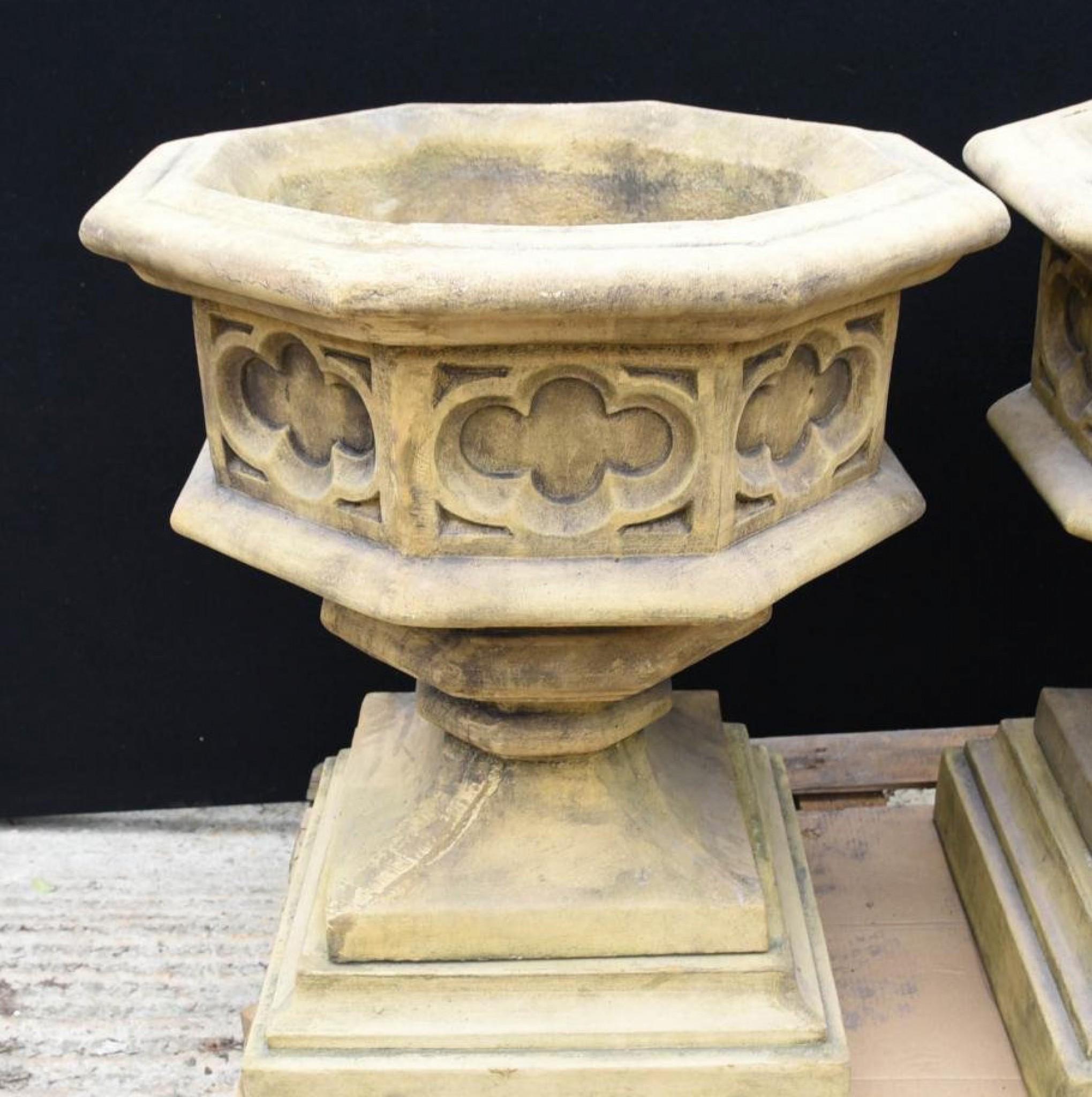 Gotische Gartenurnen aus Stein – achteckige auf Sockelsockel architektonisch im Zustand „Gut“ im Angebot in Potters Bar, GB
