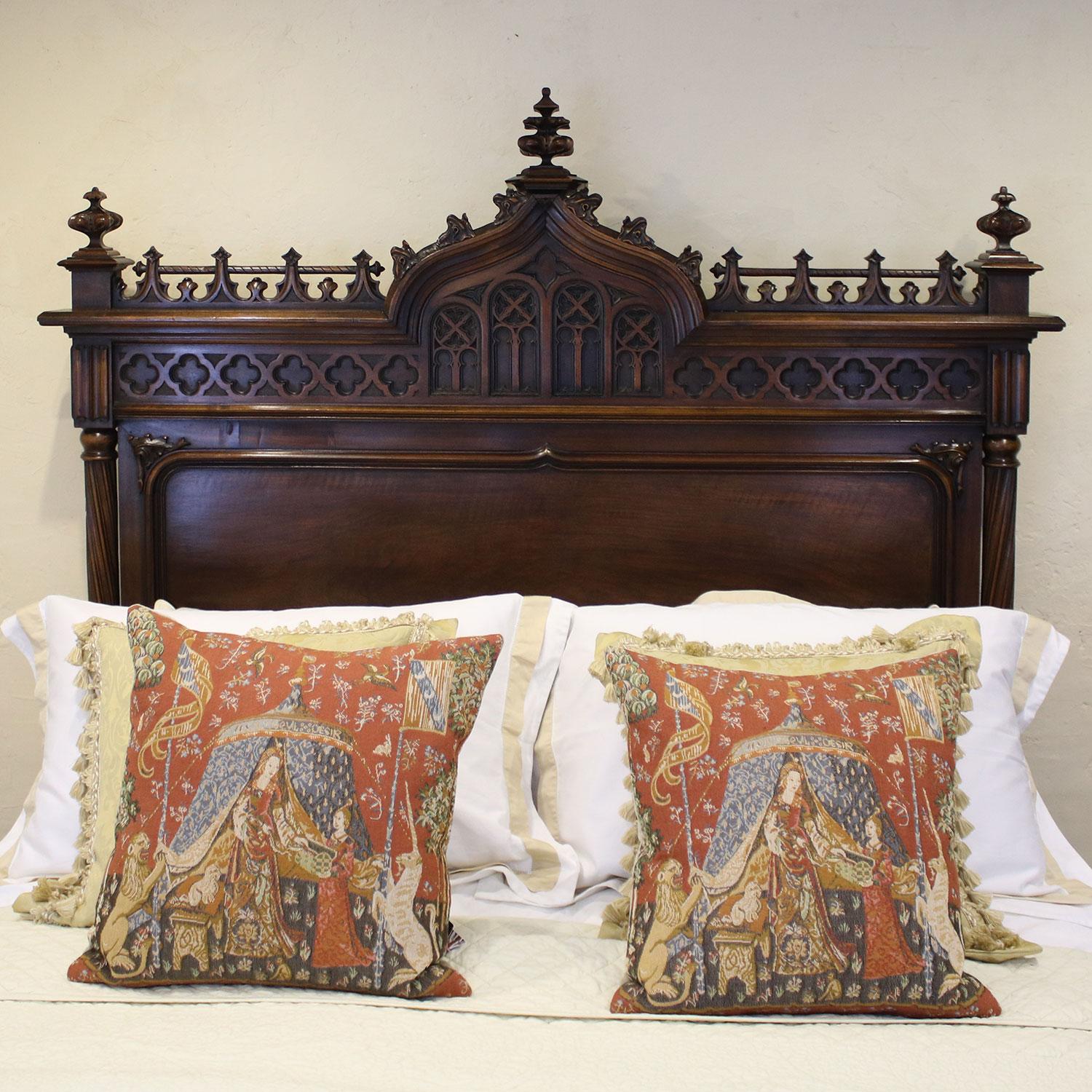 Gothic Style Antique Bed in Walnut, WK102 In Good Condition In Wrexham, GB