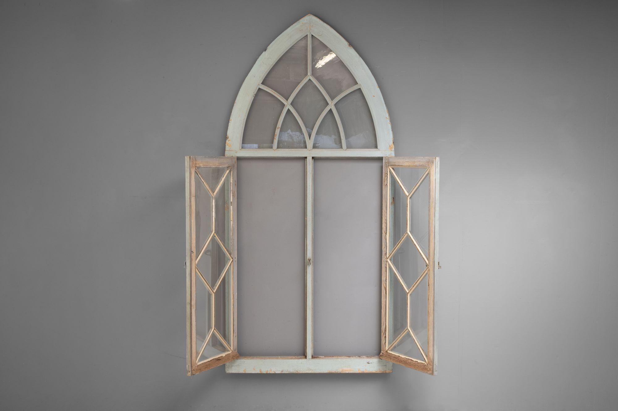 Ventana francesa acristalada en arco de estilo gótico con acabado de pintura envejecida. Alrededor de 1840.

Alto 203cm x Ancho 110cm x Fondo 5cm

Ponte en contacto con nosotros para obtener un presupuesto exacto del envío.