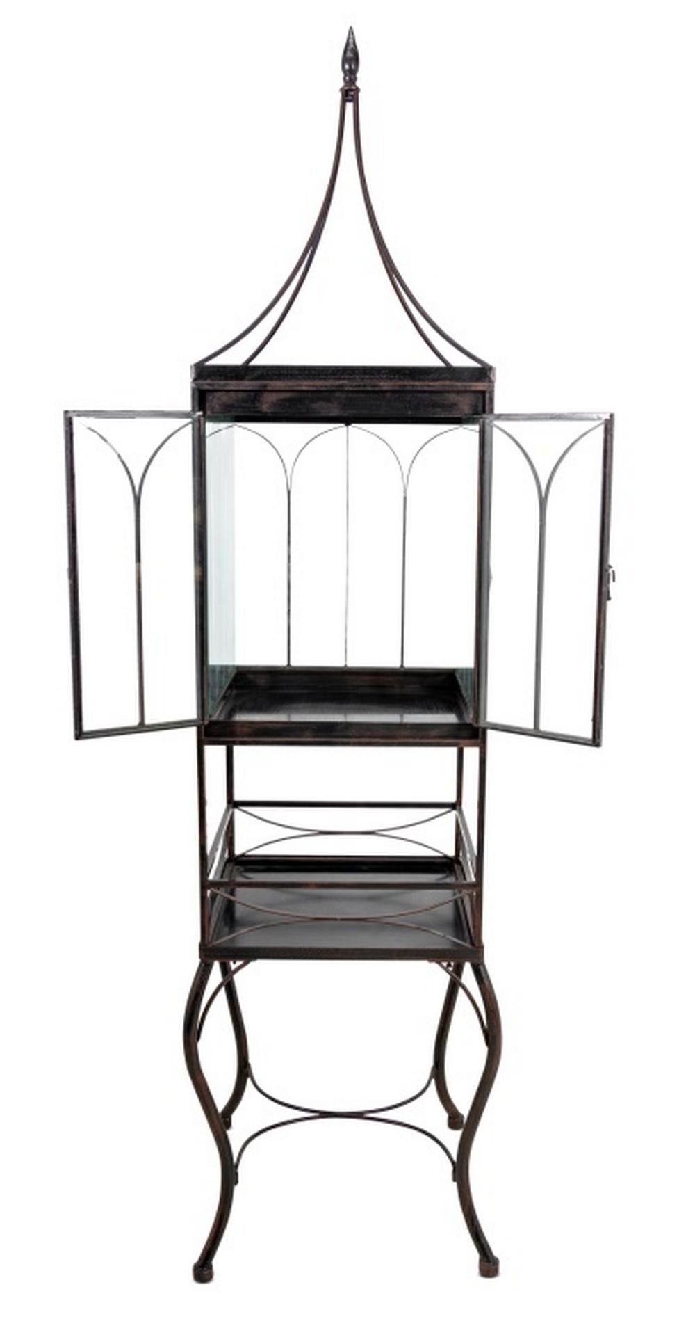 Vitrina terrario de metal pintado de negro, estilo gótico, siglo XX, sección superior con paneles acristalados en forma de arco y puertas con bisagras sobre una sección abierta con patas en forma de volutas. 88