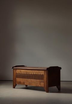 Deckentruhe im gotischen Stil aus massivem Eichenholz von einem dänischen Schreiner, 1950er Jahre