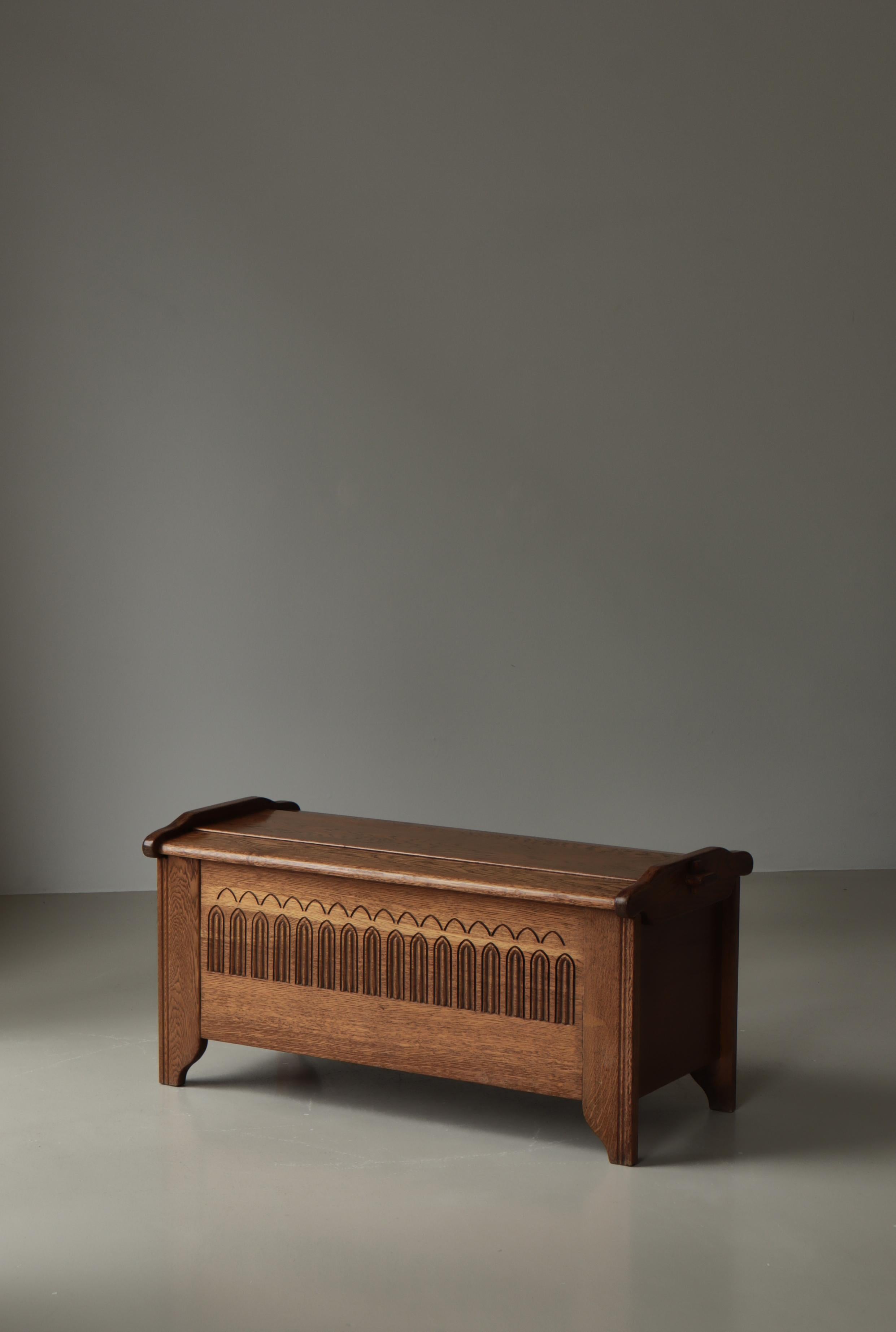 Deckentruhe im gotischen Stil aus massivem Eichenholz von einem dänischen Schreiner, 1950er Jahre (Skandinavische Moderne) im Angebot