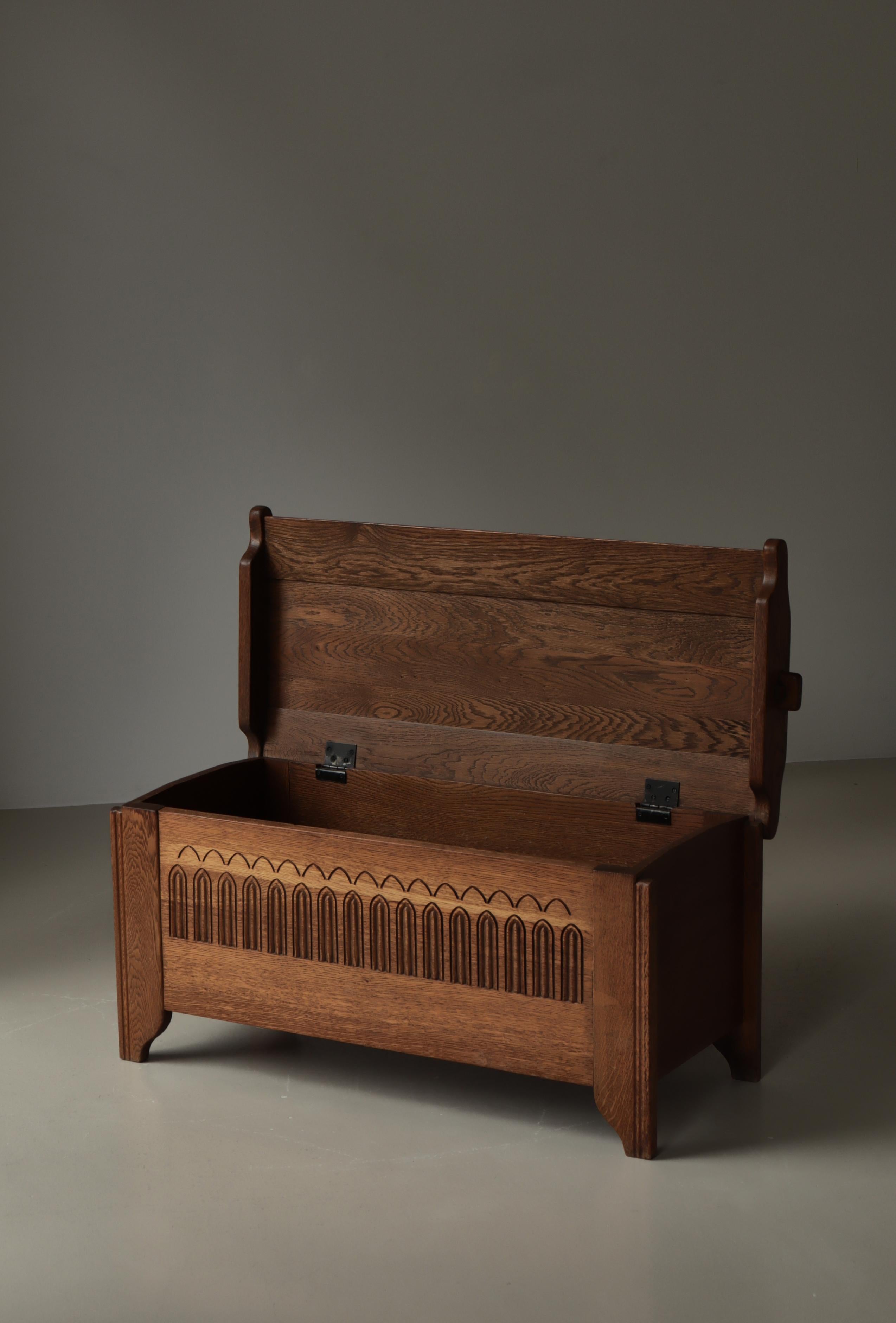 Deckentruhe im gotischen Stil aus massivem Eichenholz von einem dänischen Schreiner, 1950er Jahre (Dänisch) im Angebot