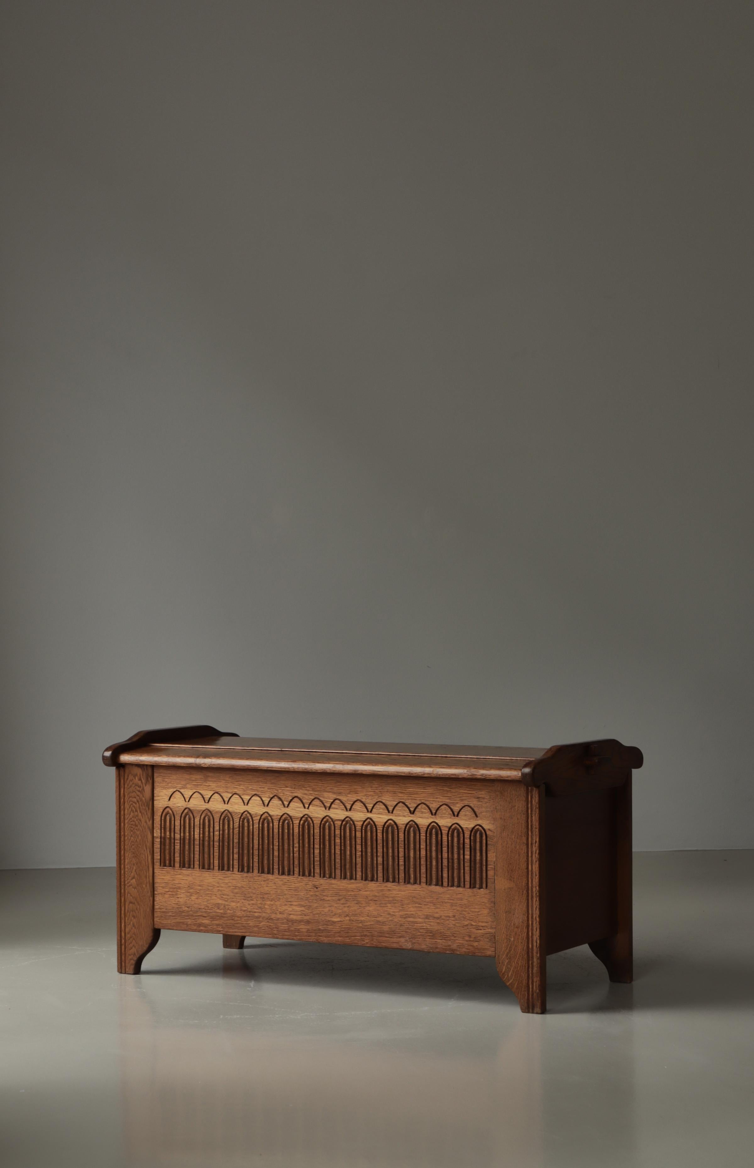 Deckentruhe im gotischen Stil aus massivem Eichenholz von einem dänischen Schreiner, 1950er Jahre im Angebot 3