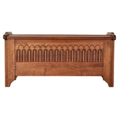 Deckentruhe im gotischen Stil aus massivem Eichenholz von einem dänischen Schreiner, 1950er Jahre