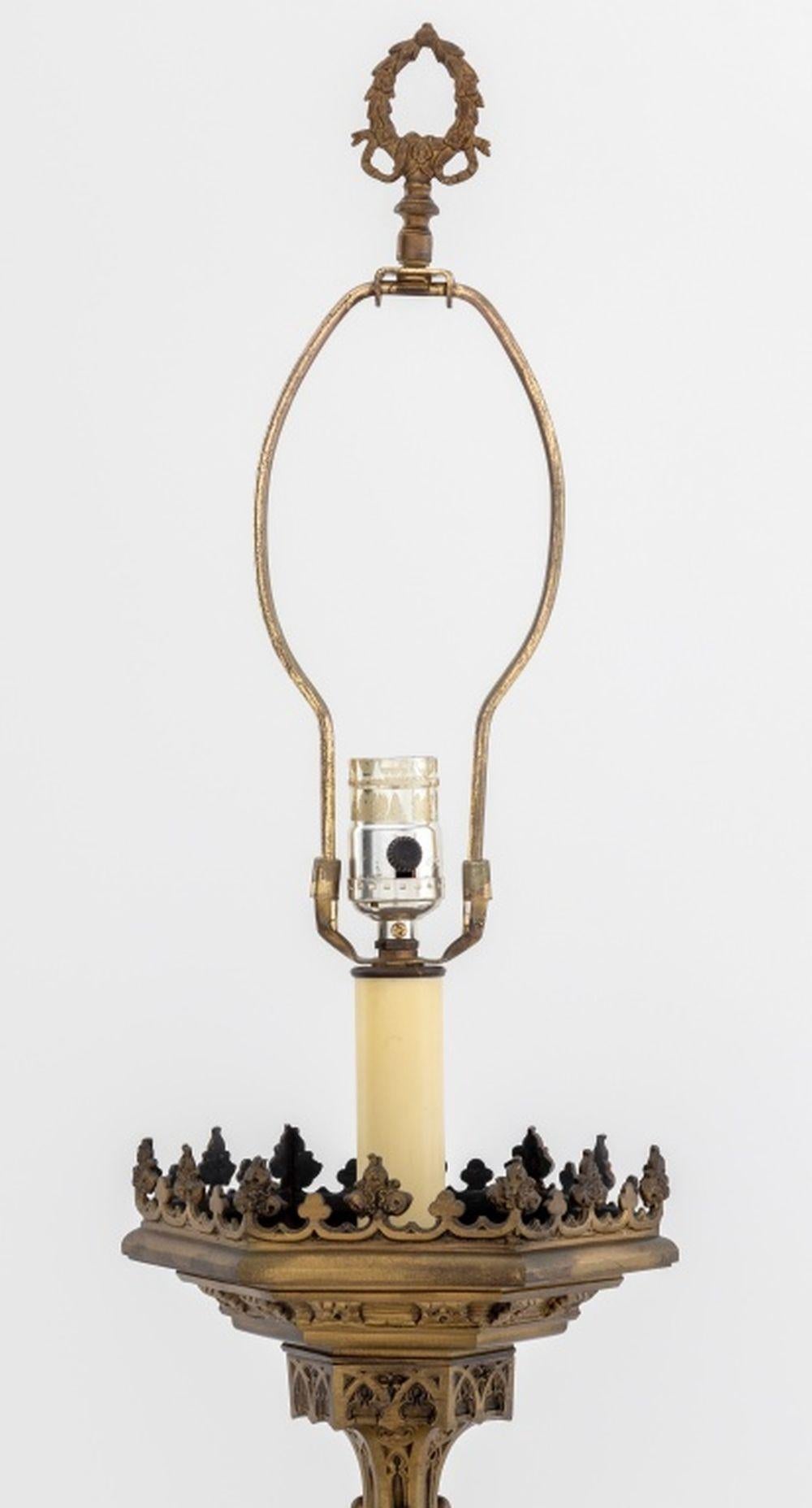 Chandelier d'autel en laiton de style gothique, avec motif floral percé et festonné sur une base en forme. En tout : 44