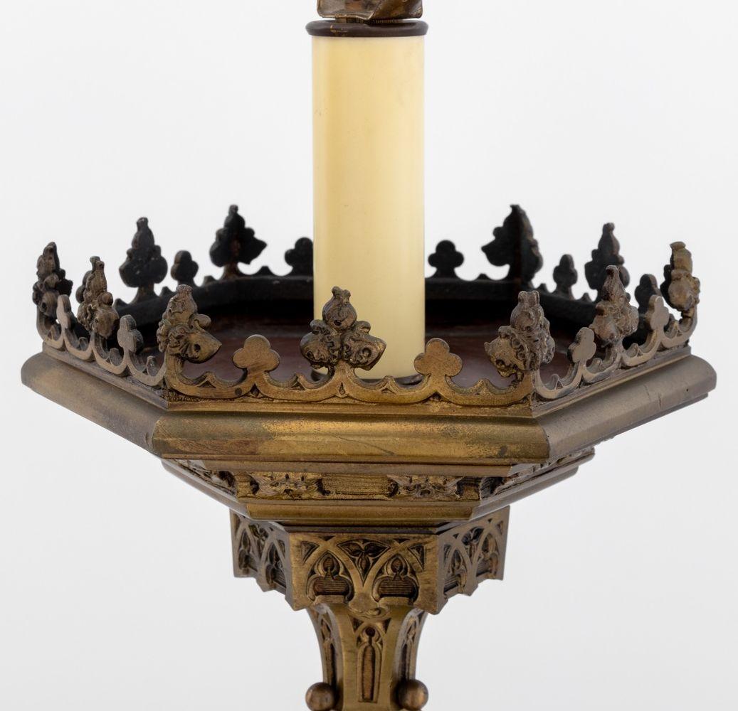 Gothique Chandelier d'autel en laiton de style gothique pour lampe en vente