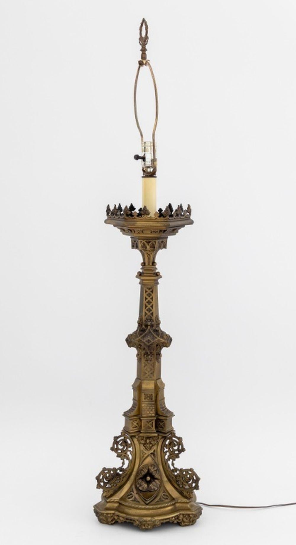 20ième siècle Chandelier d'autel en laiton de style gothique pour lampe en vente