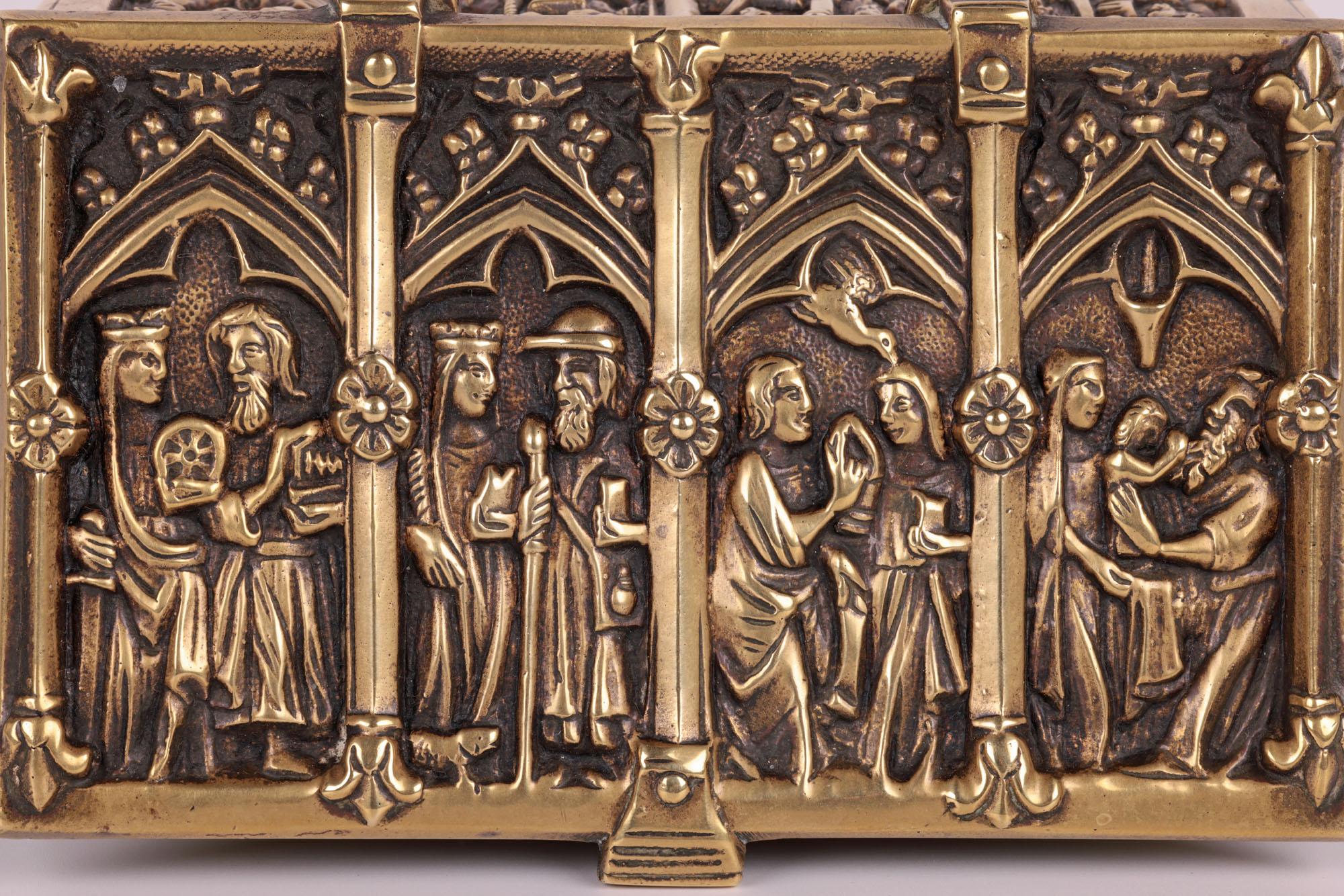 Schmuckkästchen aus Messing im gotischen Stil mit religiösen Paneelen im Angebot 9