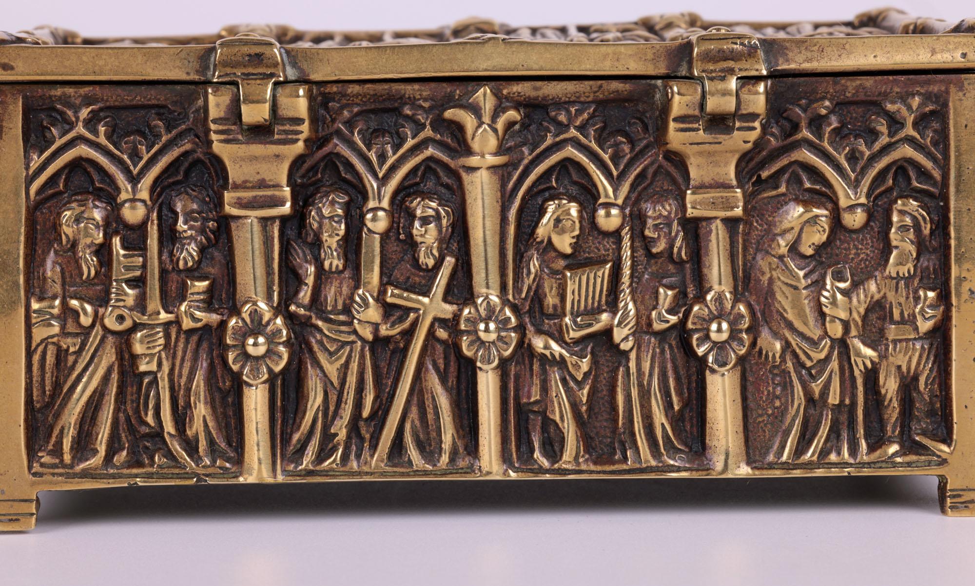 Schmuckkästchen aus Messing im gotischen Stil mit religiösen Paneelen im Angebot 11