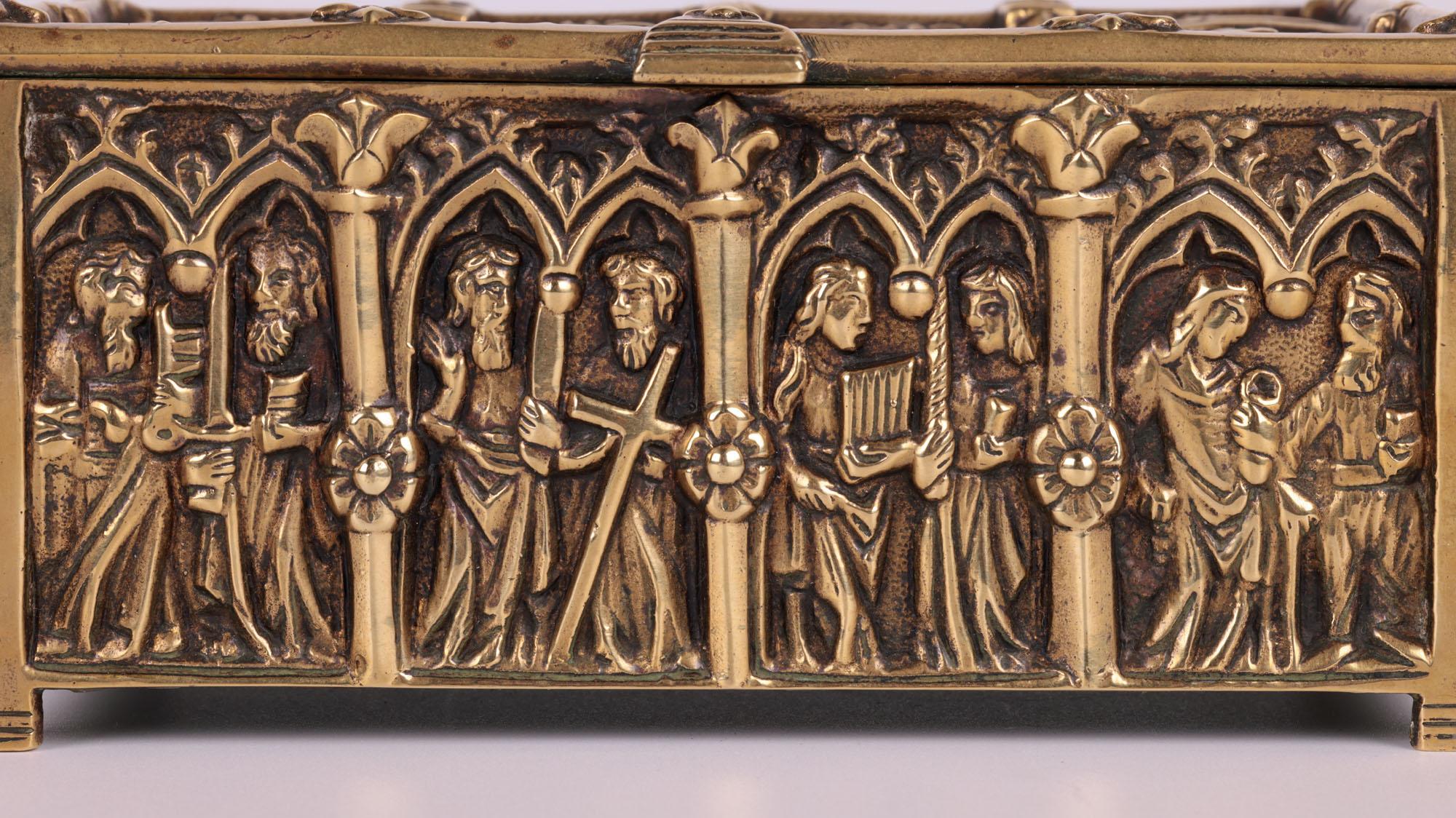 Eine atemberaubende antike Schmuckschatulle aus Messing im gotischen Stil, verziert mit figuralen Tafeln zu religiösen Themen aus dem 19. Die schwer gearbeitete Schatulle hat eine rechteckige Form und steht auf vier Eckbeinen mit einem