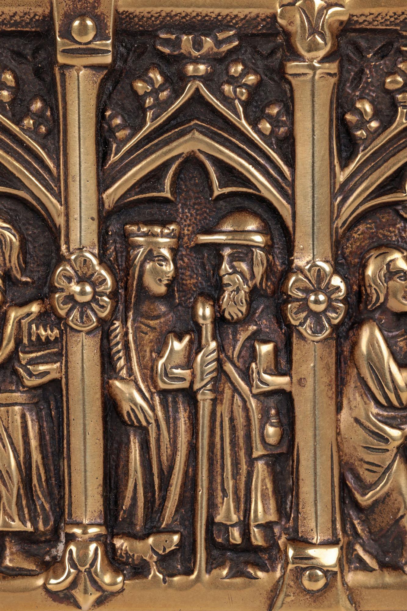 Schmuckkästchen aus Messing im gotischen Stil mit religiösen Paneelen (Handgefertigt) im Angebot
