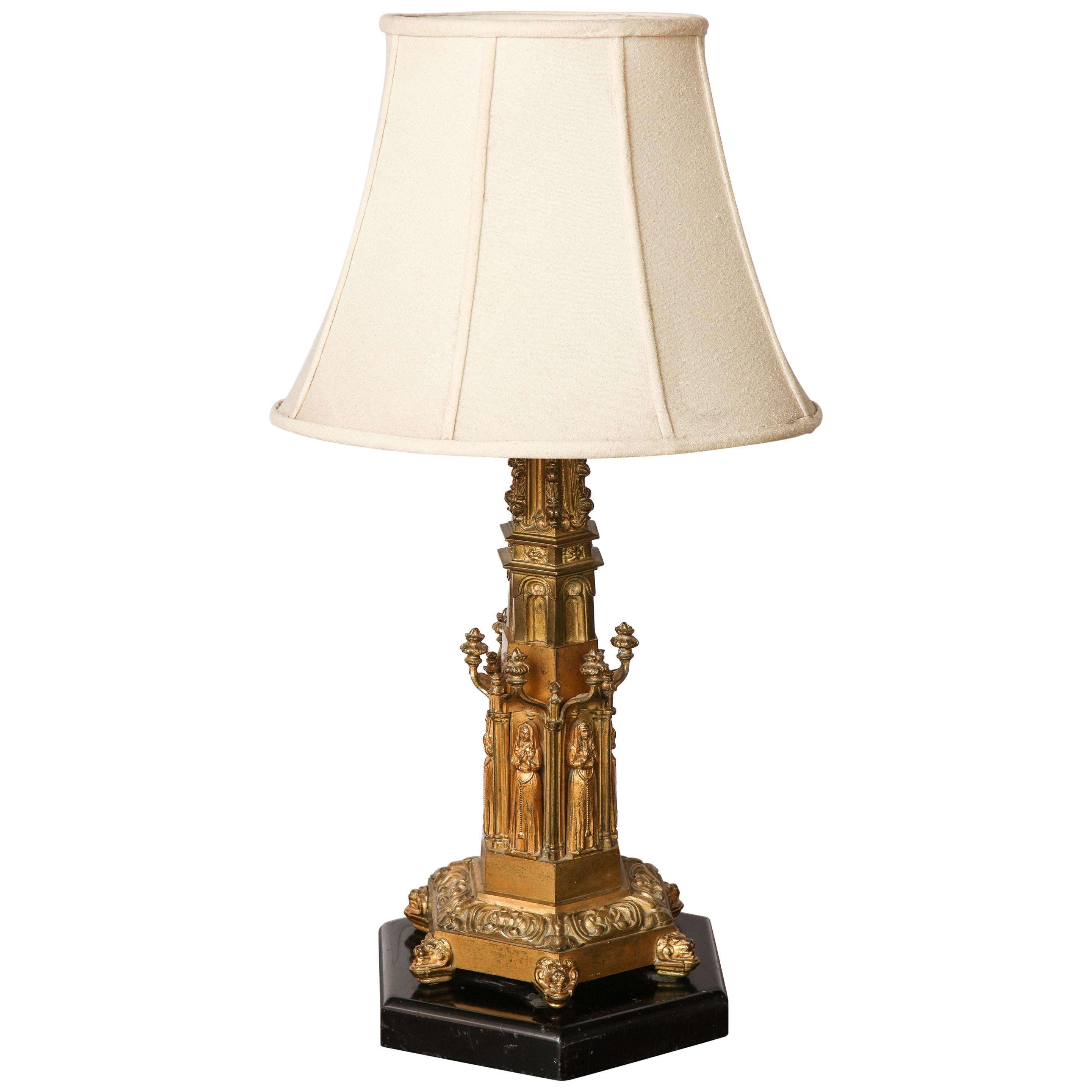 Tischlampe im gotischen Stil aus Messing im Angebot