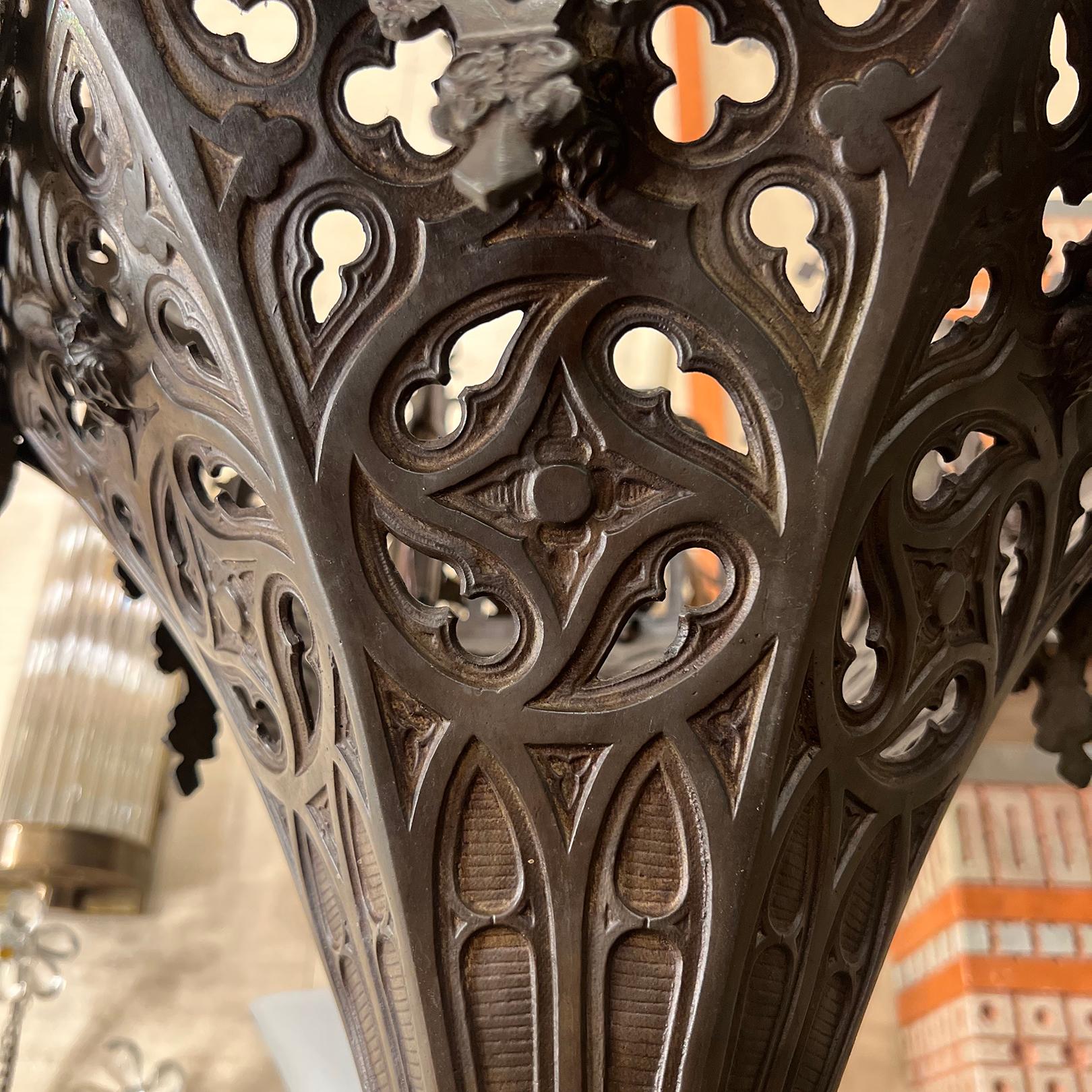 Lampadario in bronzo in stile gotico in vendita 4