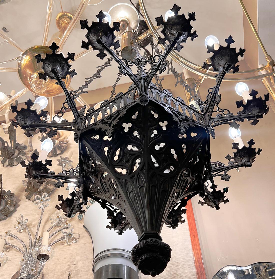 Lampadario in bronzo in stile gotico in vendita 6