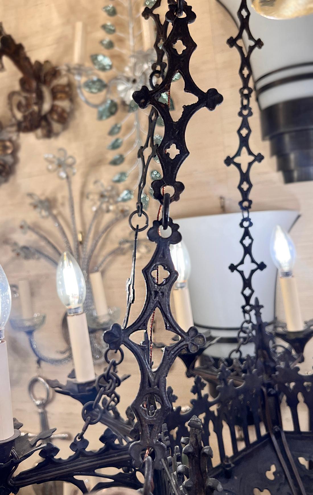 Italiano Lampadario in bronzo in stile gotico in vendita