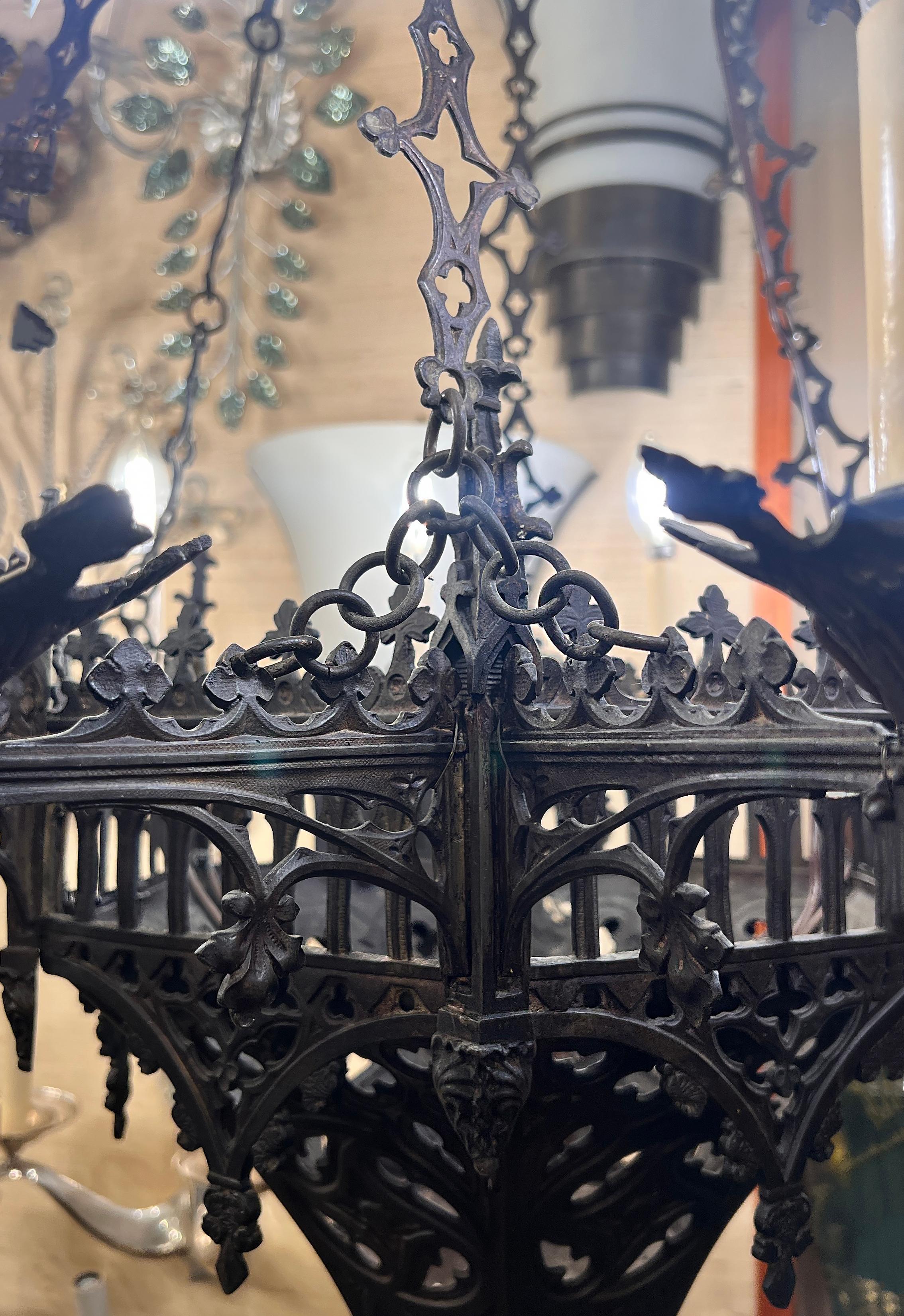 Patinato Lampadario in bronzo in stile gotico in vendita