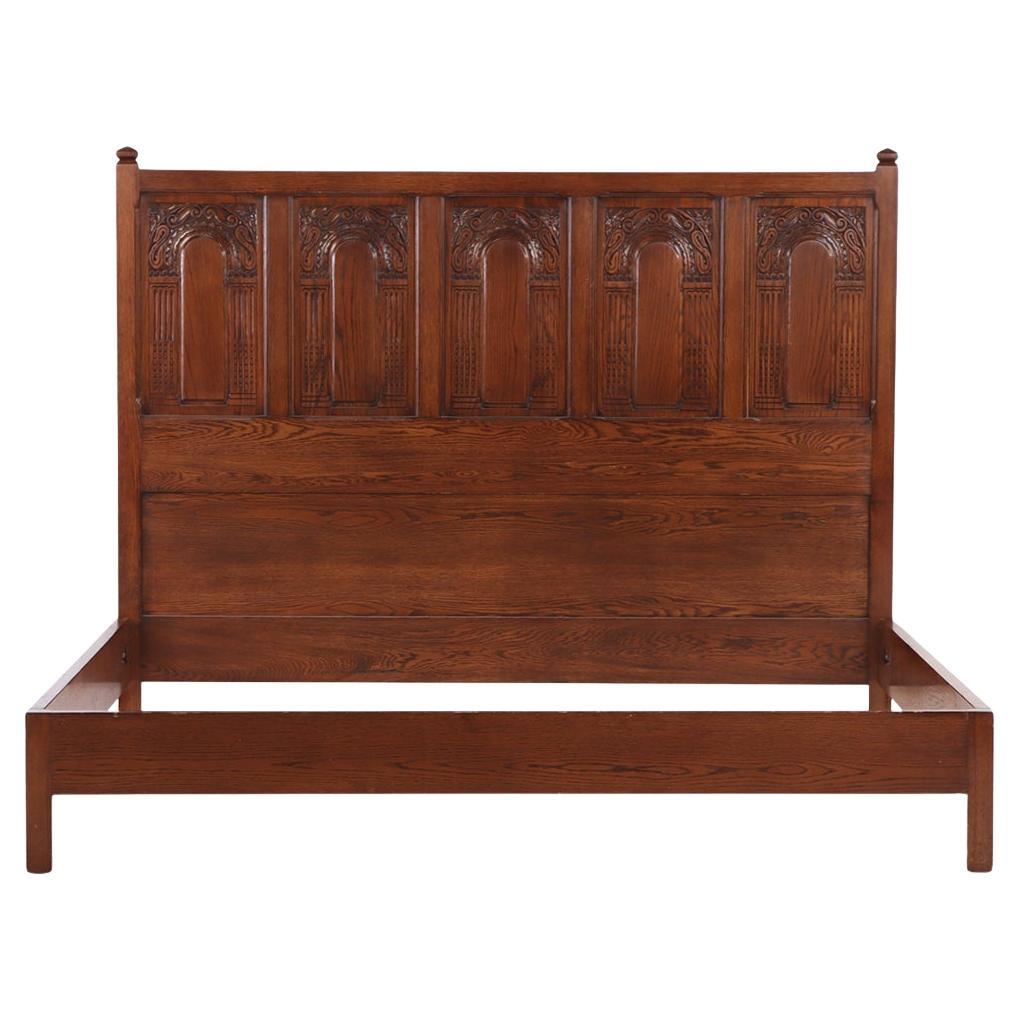 Lit king size en chêne sculpté de style gothique, C. C. 1980.